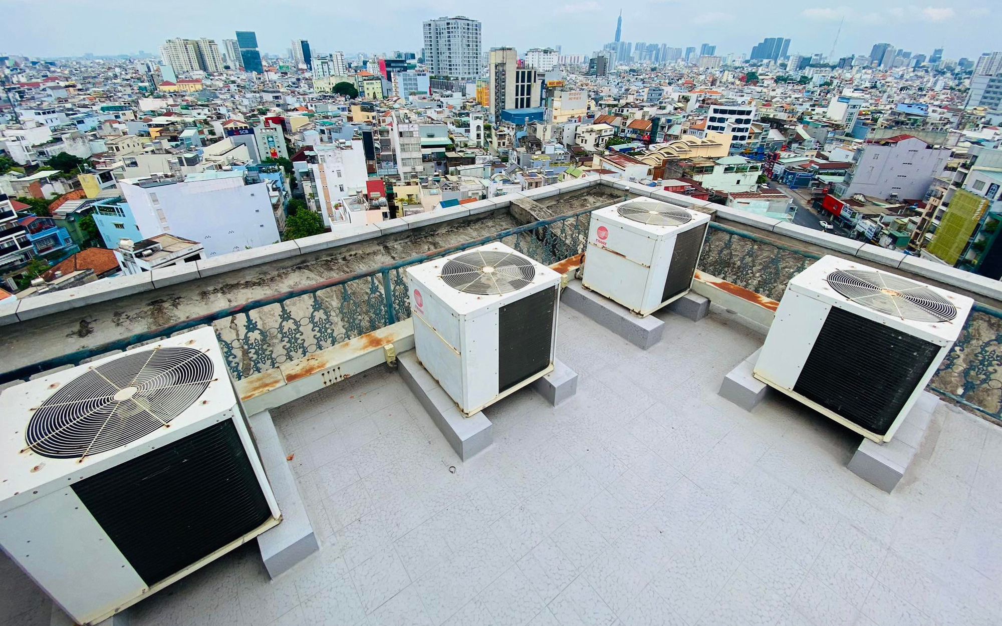 Nắng nóng cả nước, tiêu thụ điện lập đỉnh kỷ lục mới- Ảnh 2. Tiêu thụ điện tại TP.HCM liên tục vượt kỷ lục do nắng nóng