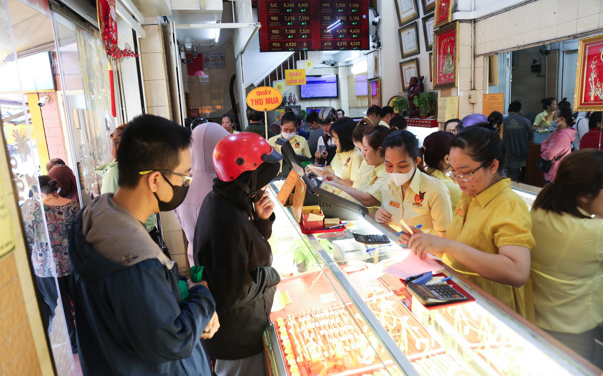Sớm hạ nhiệt tỉ giá nóng- Ảnh 2. Giá vàng biến động mạnh, tăng giảm hàng triệu đồng/lượng