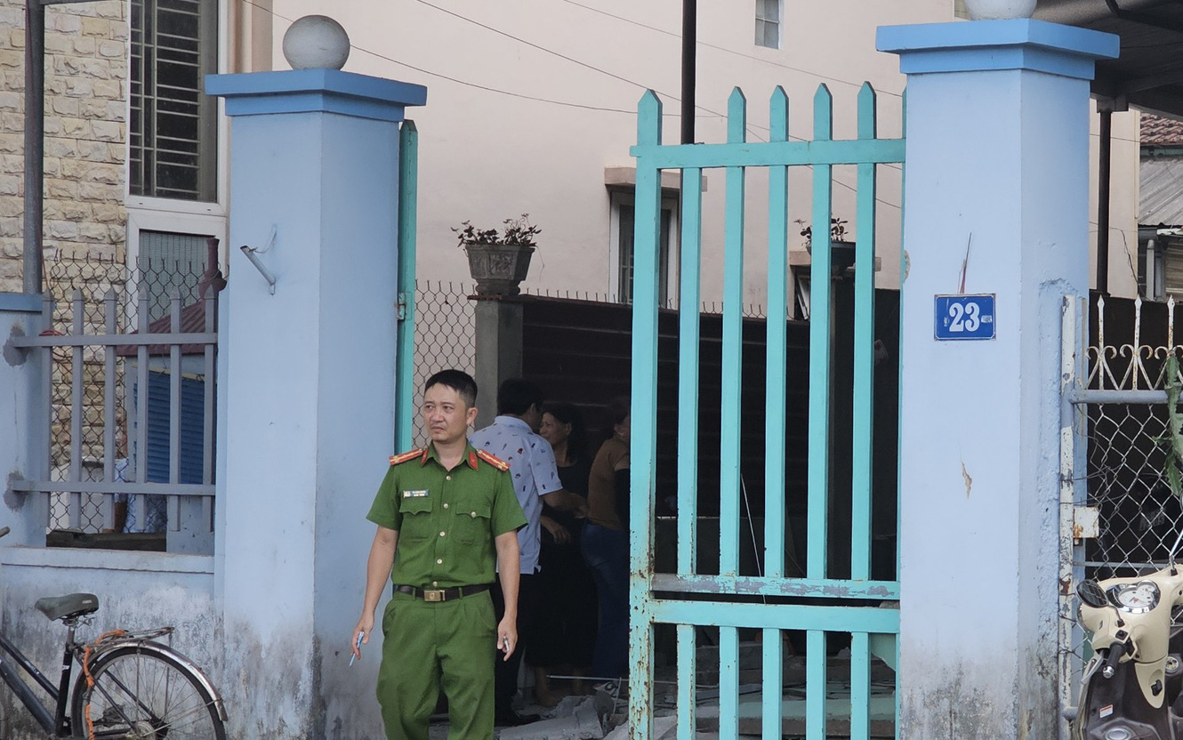 Khởi tố vụ đứt cáp cần cẩu xây dựng ở Lào Cai làm 3 công nhân tử vong- Ảnh 3. Tai nạn lao động trong lúc sửa ki ốt, 1 người chết, 3 người bị thương