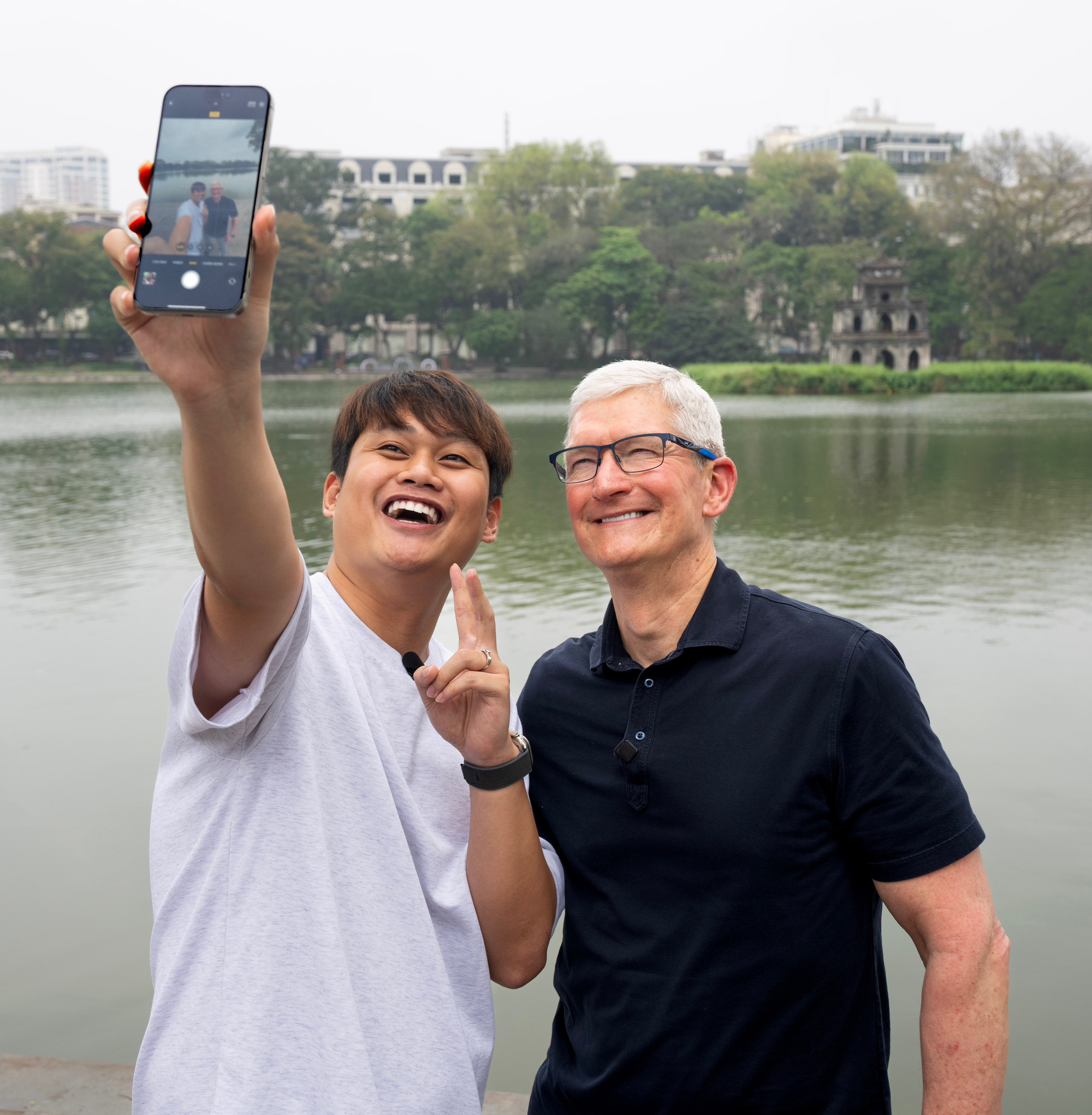 Nhà sáng tạo nội dung Duy Thẩm phấn khích khi được Tim Cook đăng ảnh lên tài khoản X của ông - Ảnh: X của Tim Cook Nhà sáng tạo nội dung Ngô Đức Duy phấn khích khi được Tim Cook đăng ảnh lên tài khoản X của ông - Ảnh: X của Tim Cook