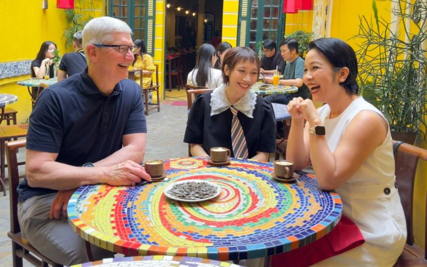 Những điều thú vị về Tim Cook, vị CEO đã 13 năm lãnh đạo Apple- Ảnh 3. Tim Cook uống gì khi gặp Mỹ Linh và Mỹ Anh tại Việt Nam?