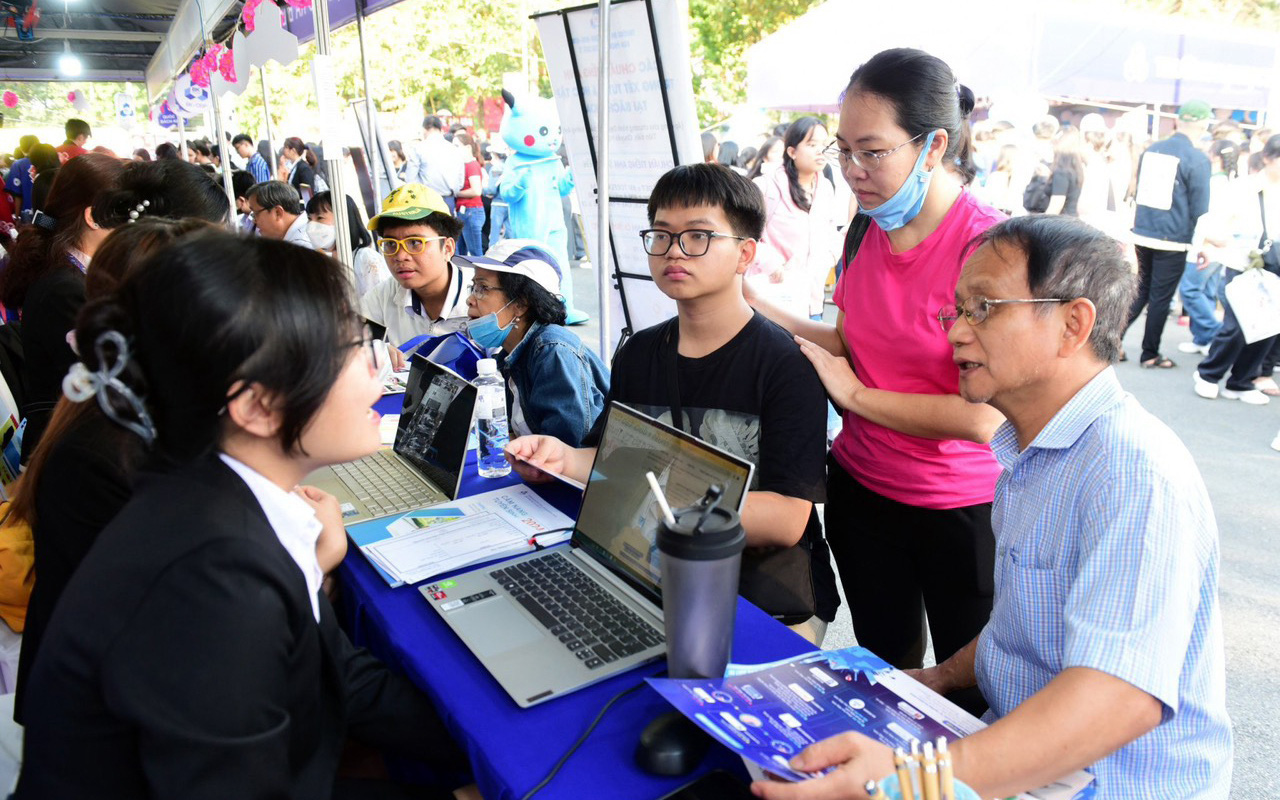 Tuyển sinh đại học năm 2024: Chậm nhất ngày 19-8 thông báo thí sinh trúng tuyển đợt 1- Ảnh 2. Sáng 21-4: Chương trình tư vấn đặc biệt