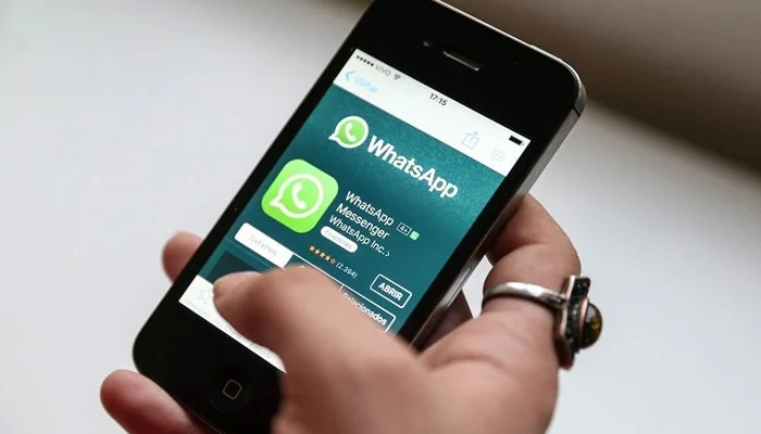 WhatsApp bị chỉ trích đang đặt lợi ích lên hàng đầu và phớt lờ sự an toàn của trẻ em - Ảnh: AFP