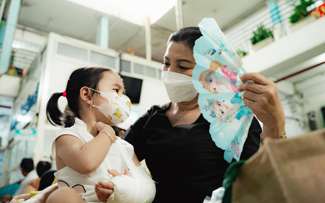 Mệt mỏi kéo dài cảnh báo nhiều bệnh lý nguy hiểm, đừng xem nhẹ- Ảnh 3. Bệnh nhân, người chăm bệnh mệt mỏi vì nắng nóng