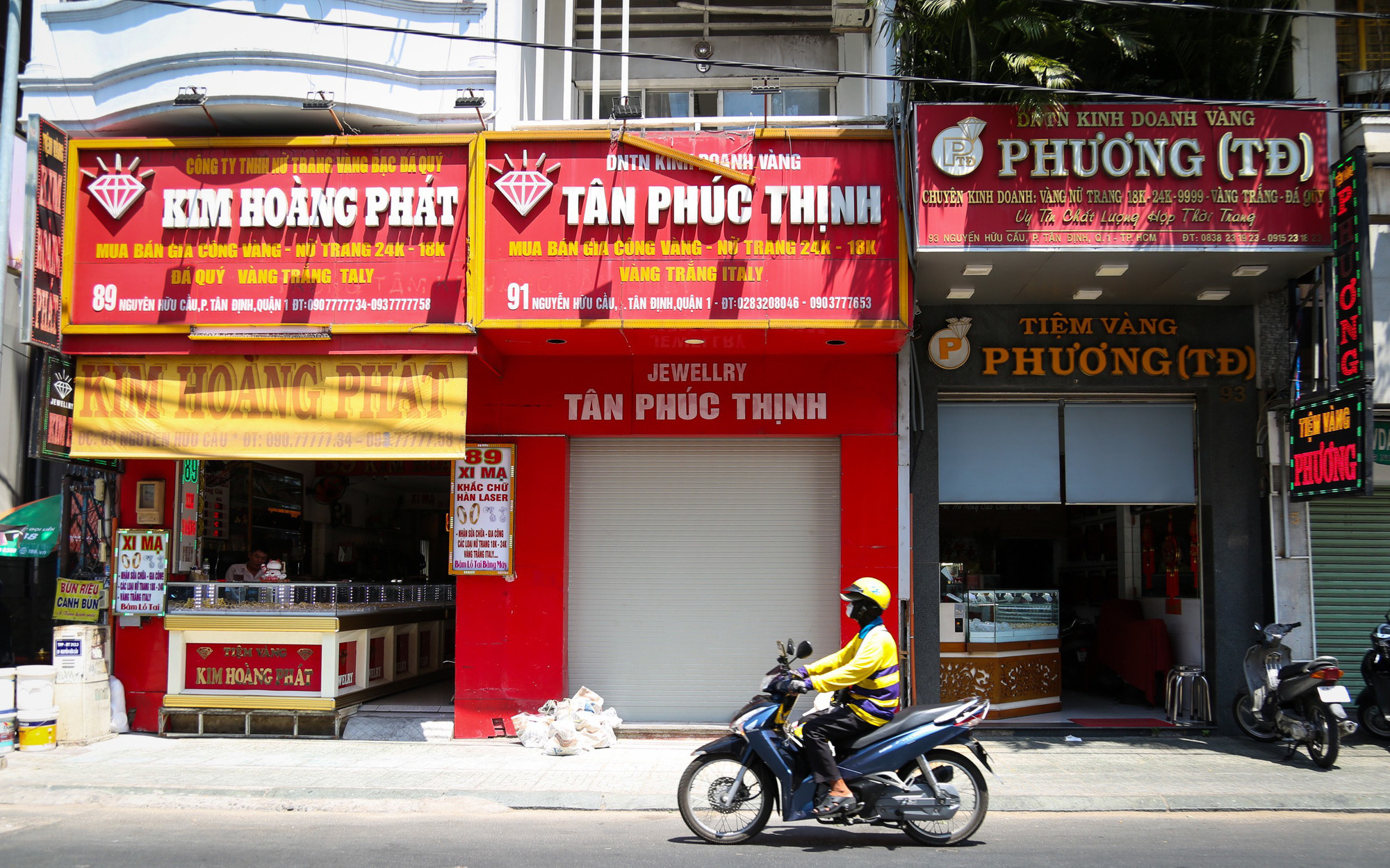 Chưa xác định được chính xác lý do tạm nghỉ kinh doanh của các tiệm vàng- Ảnh 2. TP.HCM: tiệm vàng đóng cửa lan rộng, nhiều nơi giấu hàng nhái thương hiệu nổi tiếng