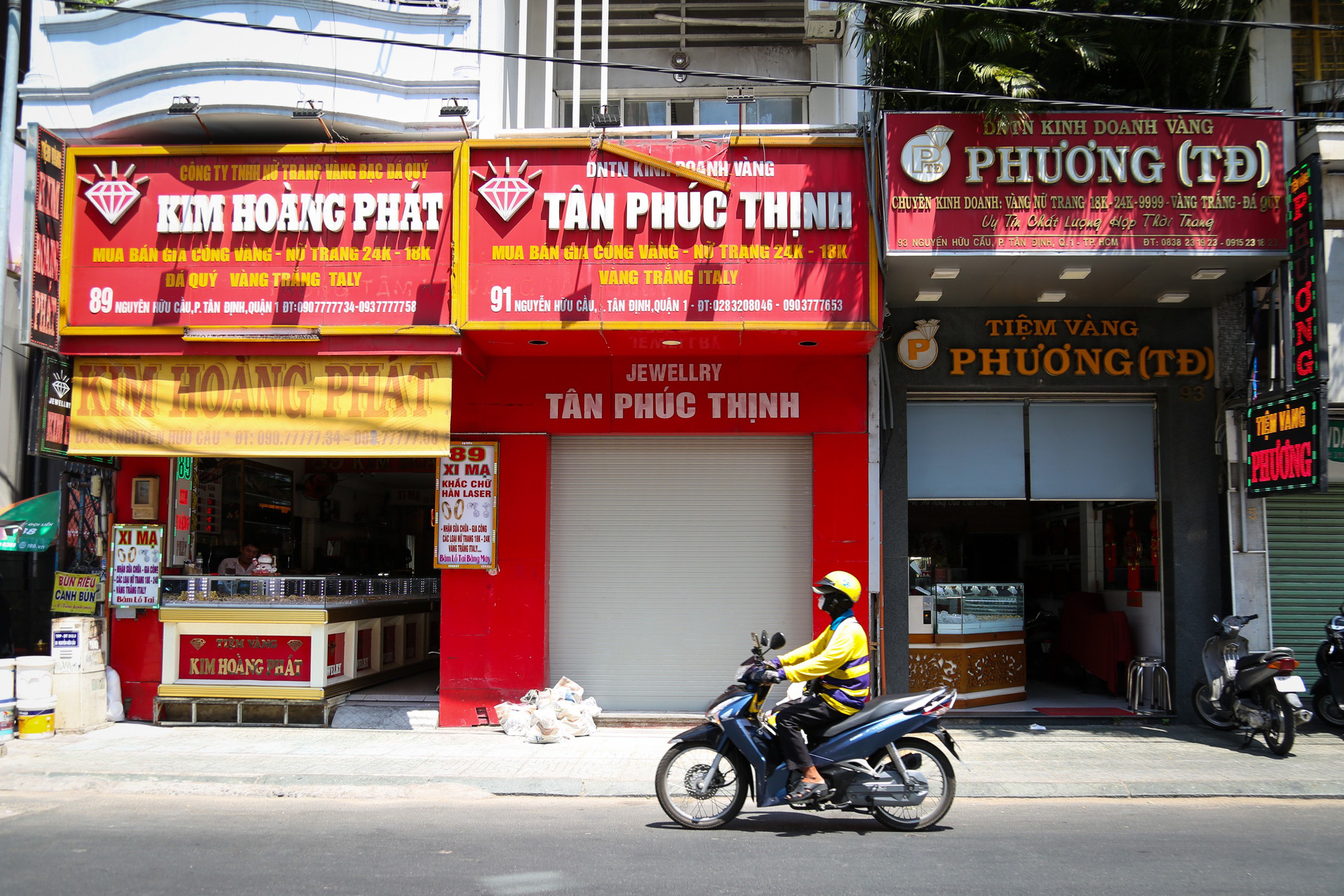 Một tiệm vàng đường Nguyễn Hữu Cầu, quận 1 đóng cửa ngày 16-4 - Ảnh: PHƯƠNG QUYÊN