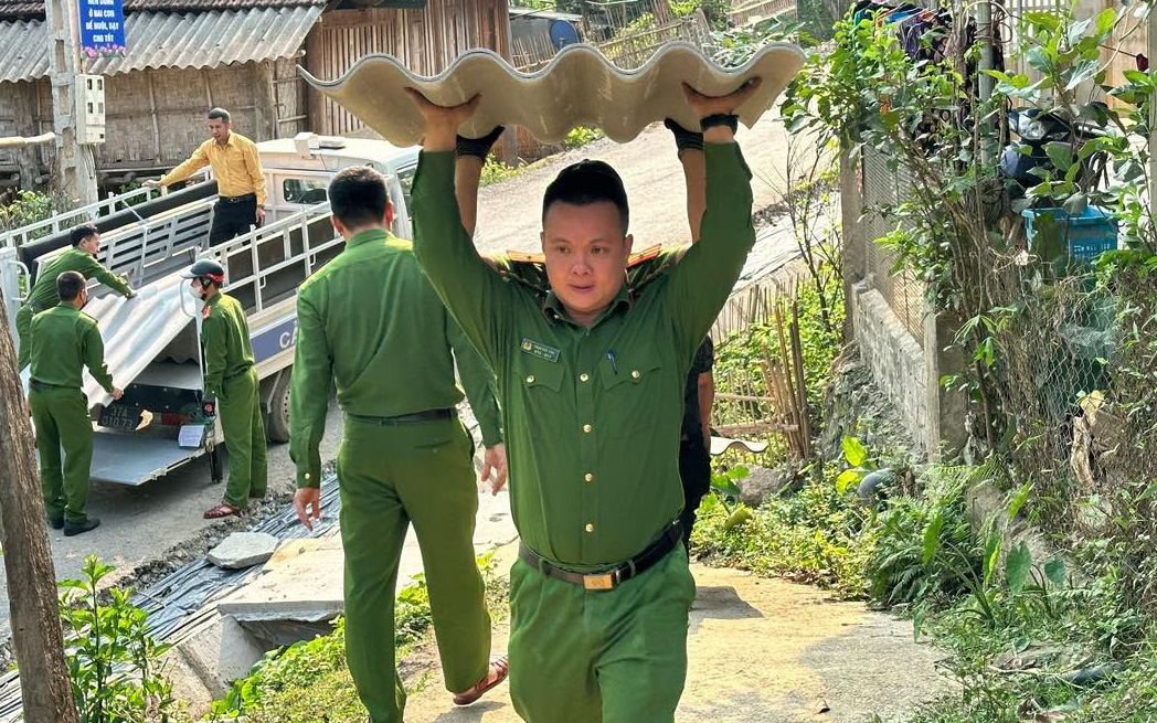 Công an xã cùng người dân dọn vệt dầu loang sau tai nạn giao thông giữa đêm- Ảnh 3. Công an đội nắng giúp dân sửa nhà sau mưa đá, dông lốc