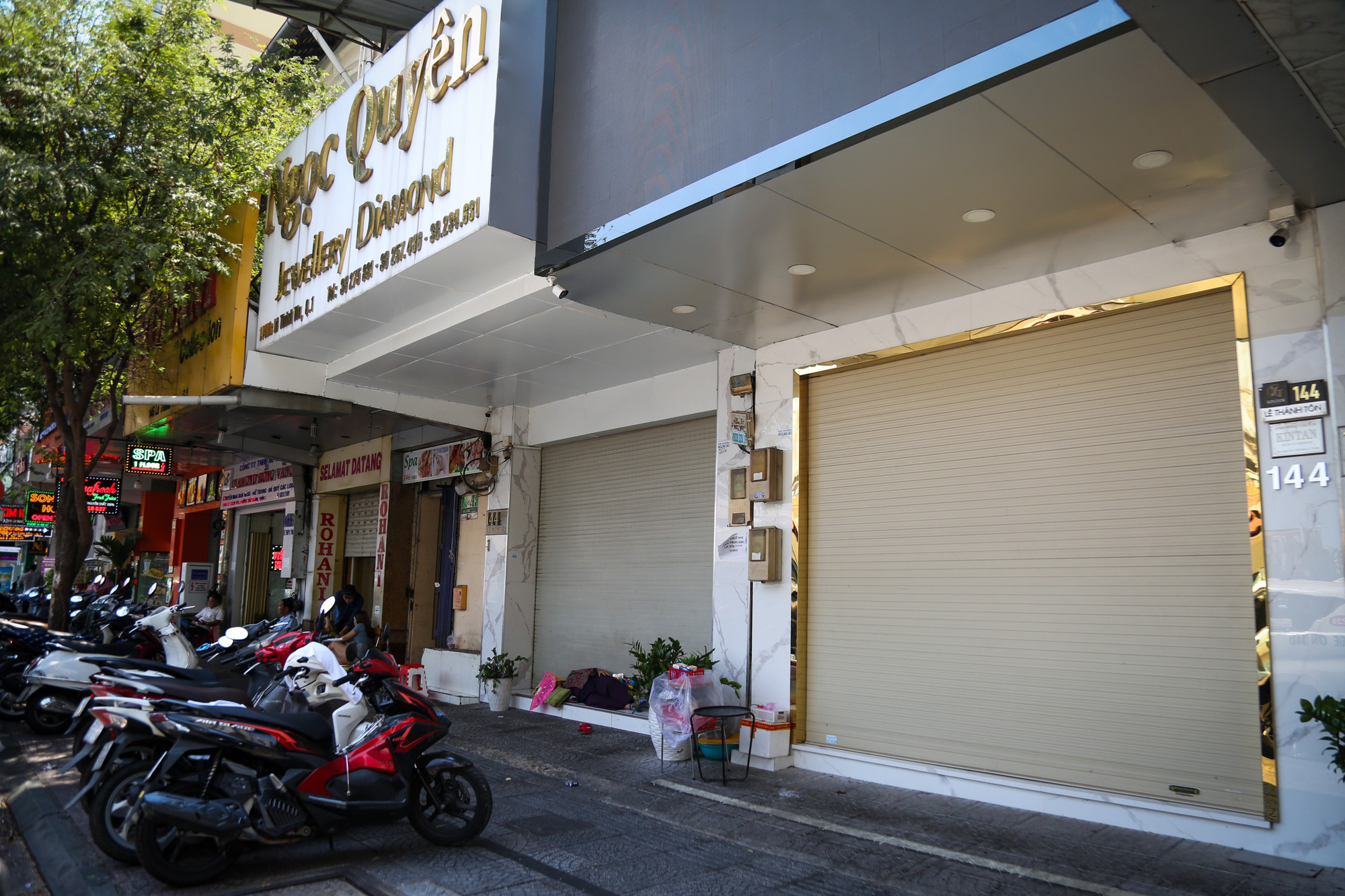 Một số tiệm vàng trên đường Lê Thánh Tôn (quận 1) đóng cửa, số khác có bảo vệ trông coi nhưng không mua bán - Ảnh: PHƯƠNG QUYÊN