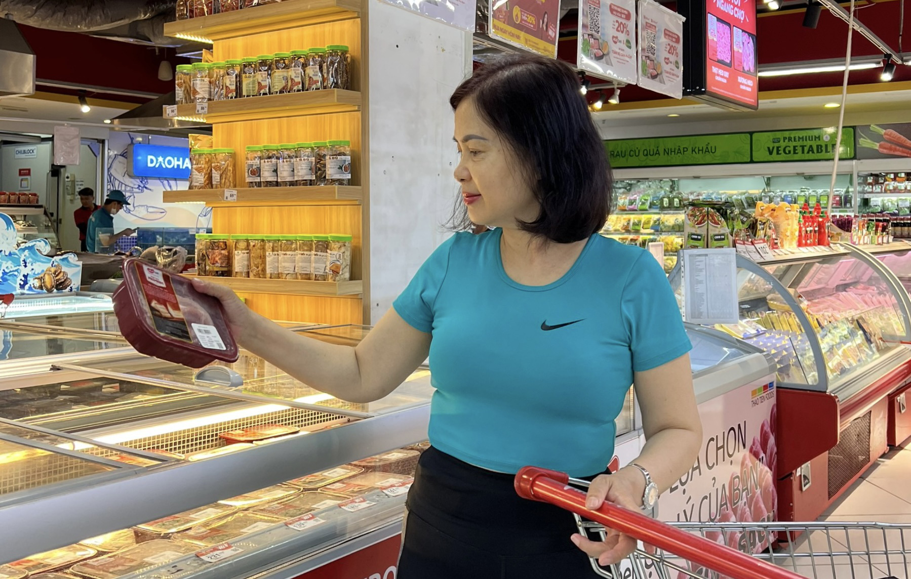 Cô Lê Thị Ánh Tuyết (45 tuổi) lựa chọn sản phẩm chất lượng cho bữa ăn gia đình.