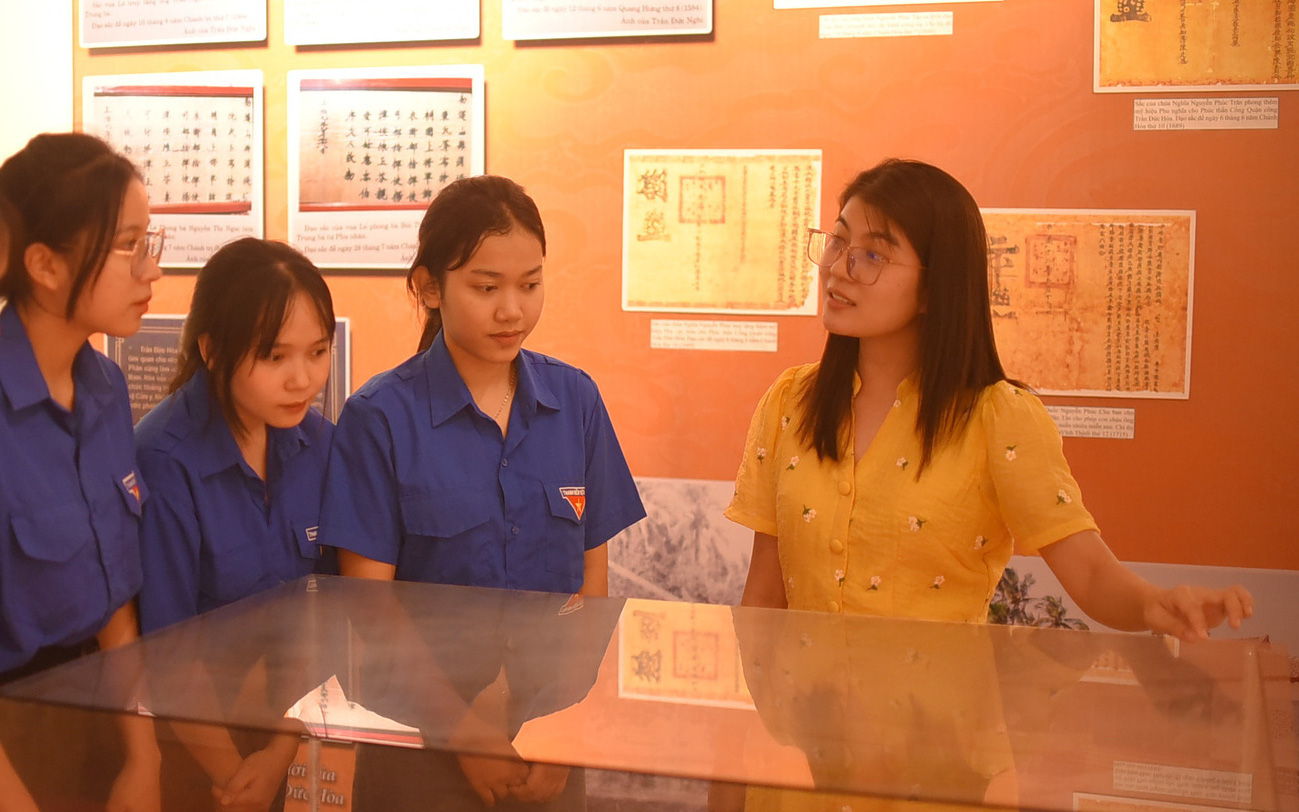 Triển lãm 'Nắng tháng tư' ở Đà Nẵng kéo dài một tháng- Ảnh 4. Triển lãm Sự hình thành chữ quốc ngữ tại Bình Định đột ngột kết thúc sớm hơn 1 tháng rưỡi