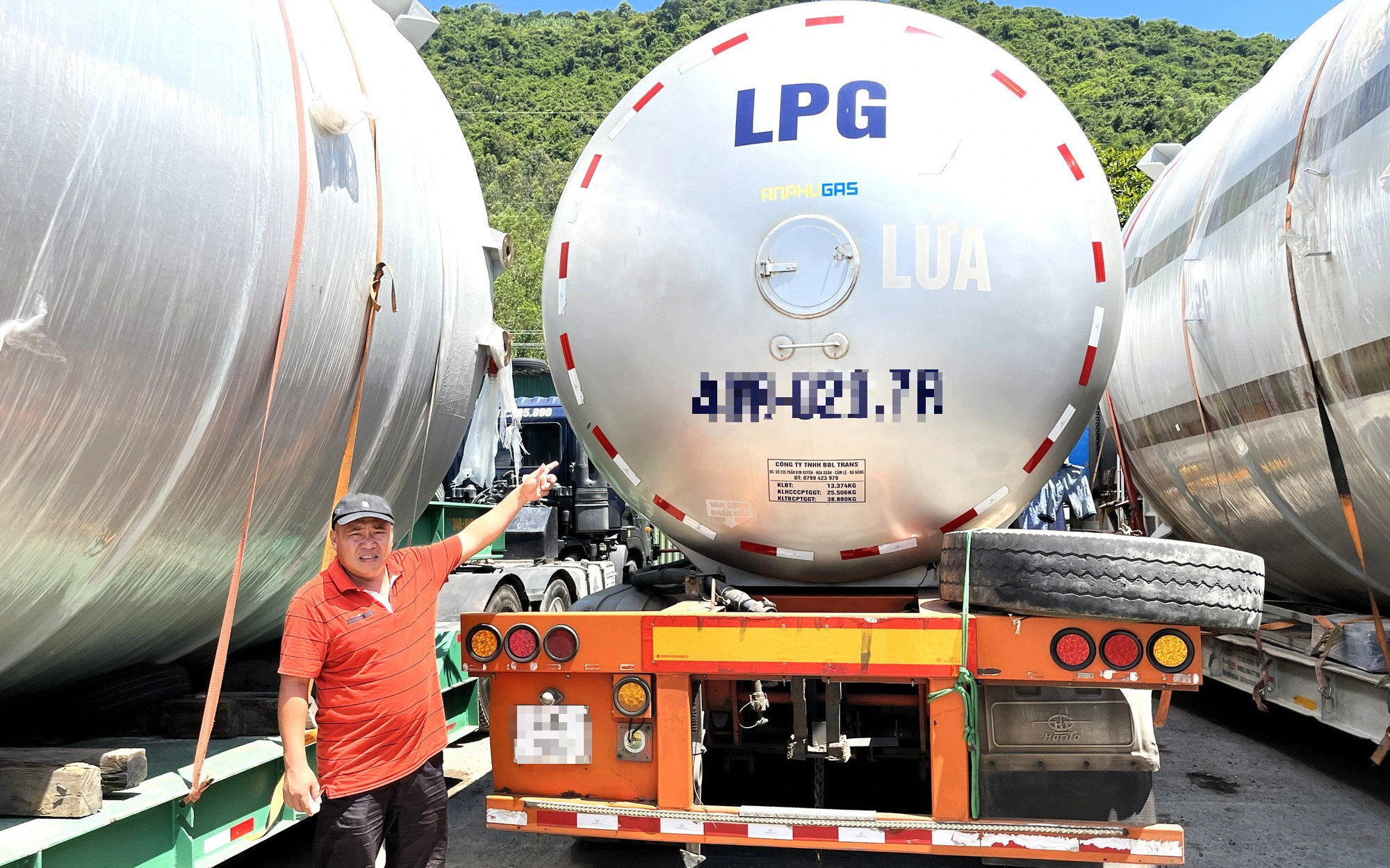 Quốc lộ 1 qua đèo Cả hoạt động bình thường trở lại sau sự cố sạt lở hầm đường sắt Bãi Gió- Ảnh 2. Tạm cấm ô tô qua đèo Cả, nhiều xe chở khí hóa lỏng