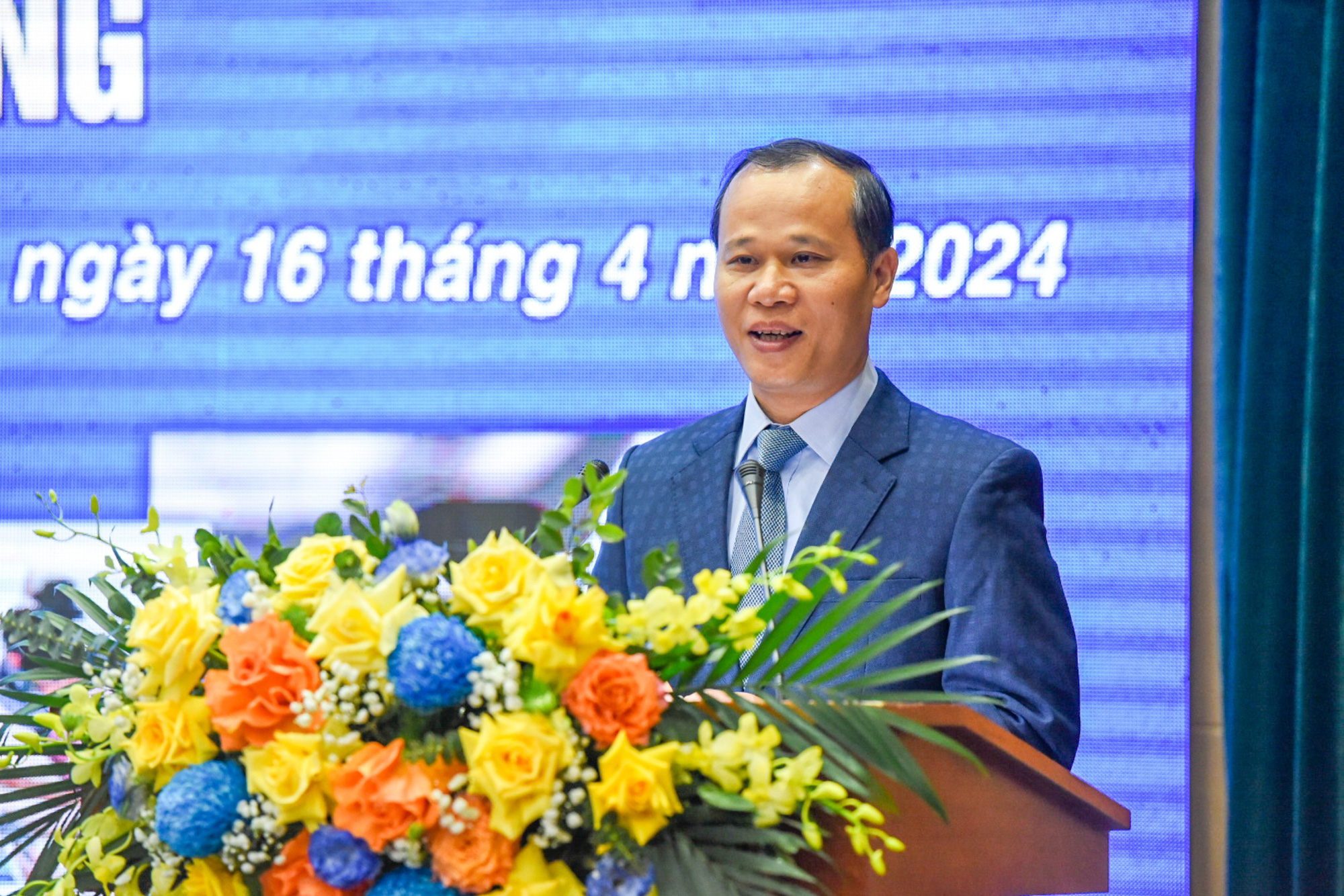 Ông Mai Sơn - phó chủ tịch thường trực UBND tỉnh Bắc Giang - nói về ứng dụng của Chat GPT, AI, ngành bán dẫn - Ảnh: HÀ QUÂN