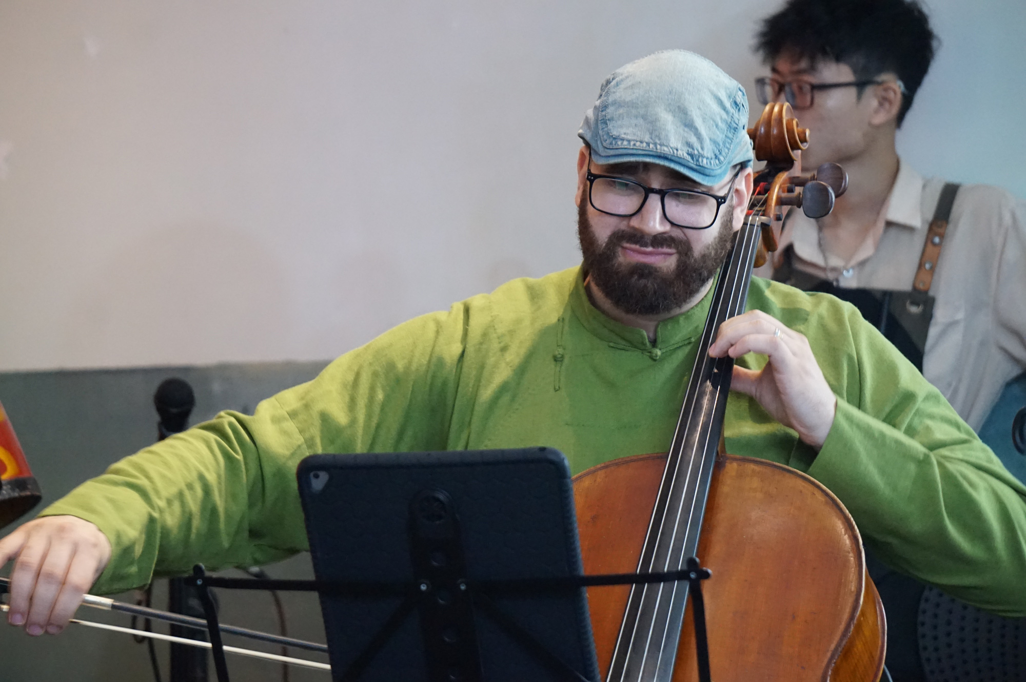 O violoncelista americano Bryan Charles Wilson toca a canção folclórica  Nghệ sĩ cello người Mỹ Bryan Charles Wilson chơi bài dân ca Bèo dạt mây trôi được phối mới cùng các nghệ sĩ Việt Nam - Ảnh: T.ĐIỂU