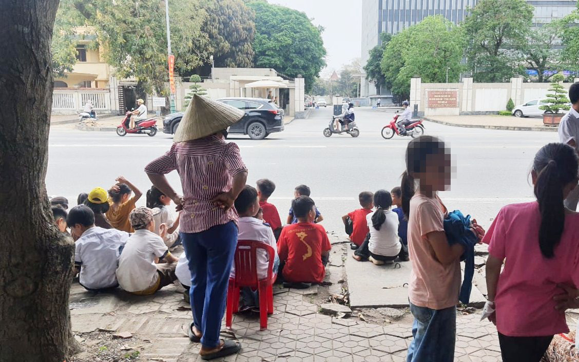 Vụ phản đối sáp nhập trường: Tỉnh, huyện từng đối thoại với phụ huynh- Ảnh 5. Cha mẹ đưa con lên tỉnh phản đối sáp nhập trường