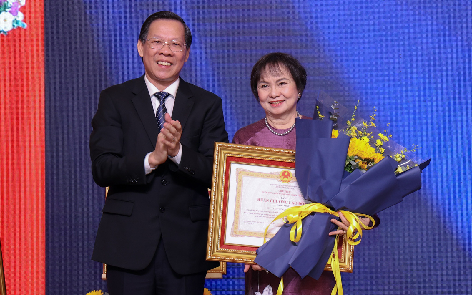 Thị trường suy giảm, doanh nghiệp giải bài toán tăng trưởng ra sao?- Ảnh 6. PNJ và bà Cao Thị Ngọc Dung nhận Huân chương Lao động hạng nhất