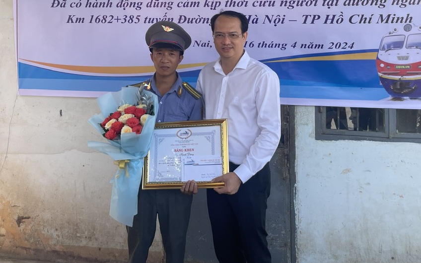 Nhân viên gác chắn dũng cảm cứu người nhận bằng khen của chủ tịch tỉnh- Ảnh 3. Tổng công ty Đường sắt tặng bằng khen cho nhân viên gác chắn cứu người trong 4 giây