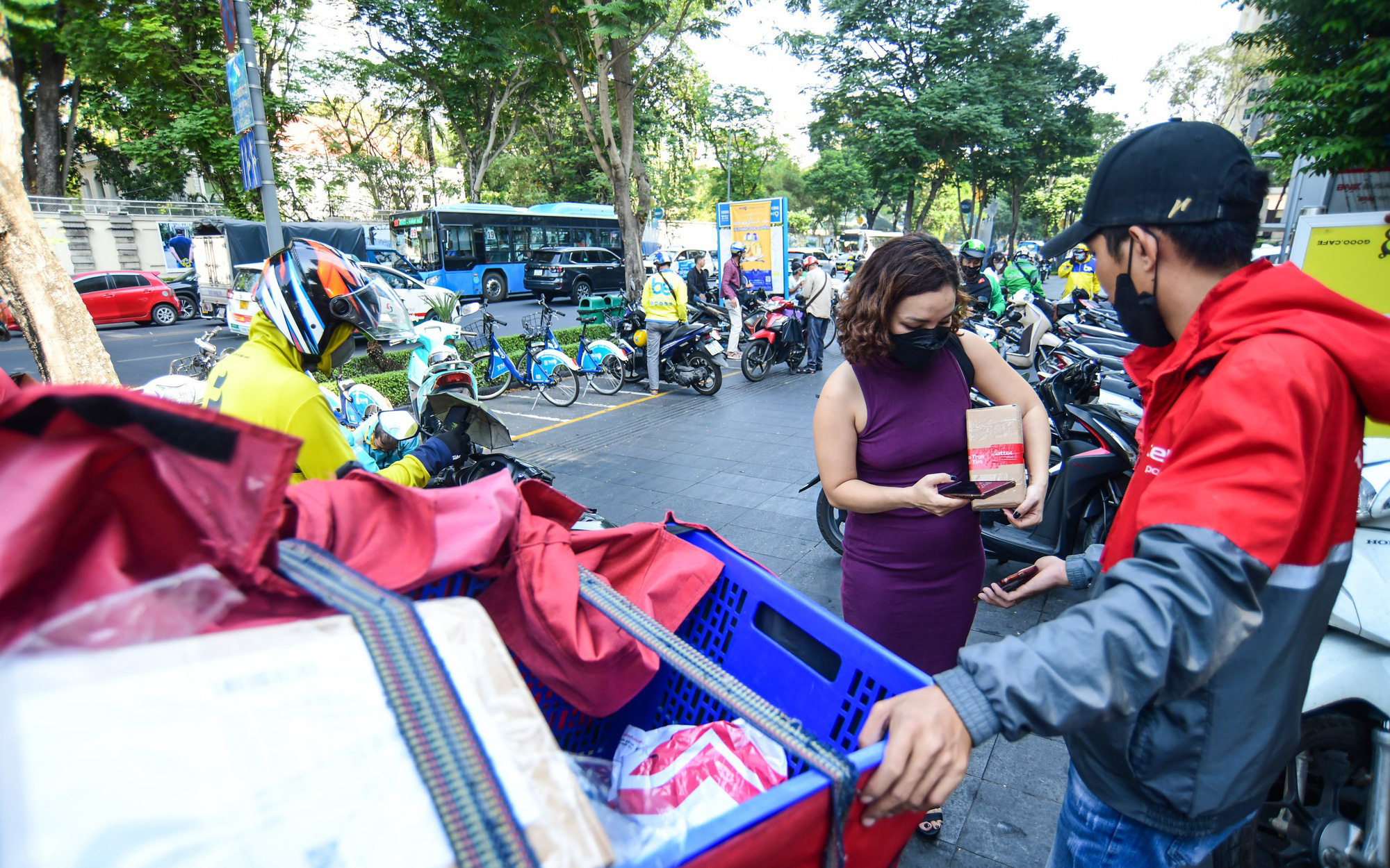 Shipper vừa chạy xe vừa nghe điện thoại vì 'đặc thù công việc'?- Ảnh 9. Shipper chạy ẩu, chiếm lề đường ở TP.HCM, Sở GTVT đề nghị siết quản lý