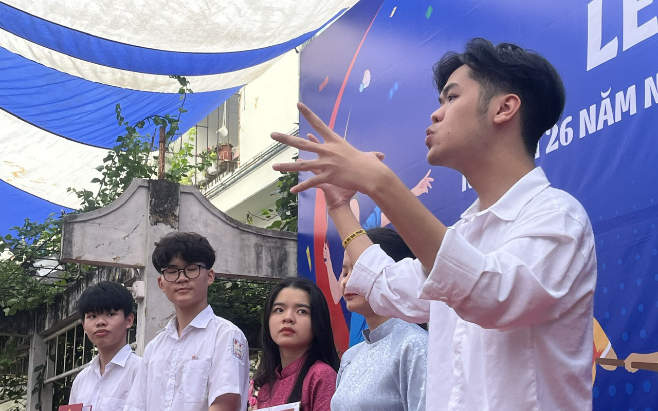 Gen Z Những bạn trẻ review sách bằng ngôn ngữ ký hiệu