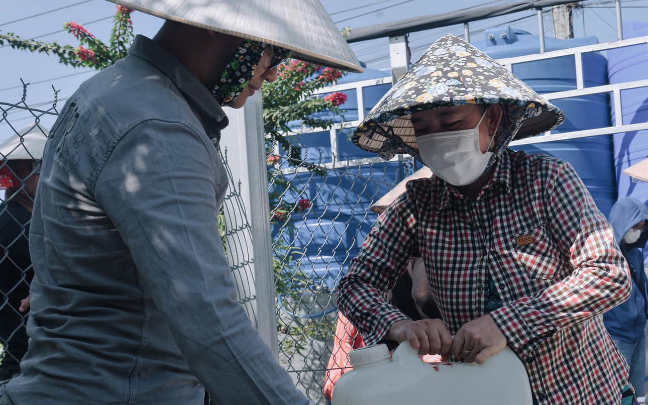 Tình người trong cơn hạn mặn- Ảnh 9. Đoàn lô tô Sài Gòn Tân Thời tặng nước sạch cho bà con vùng hạn mặn