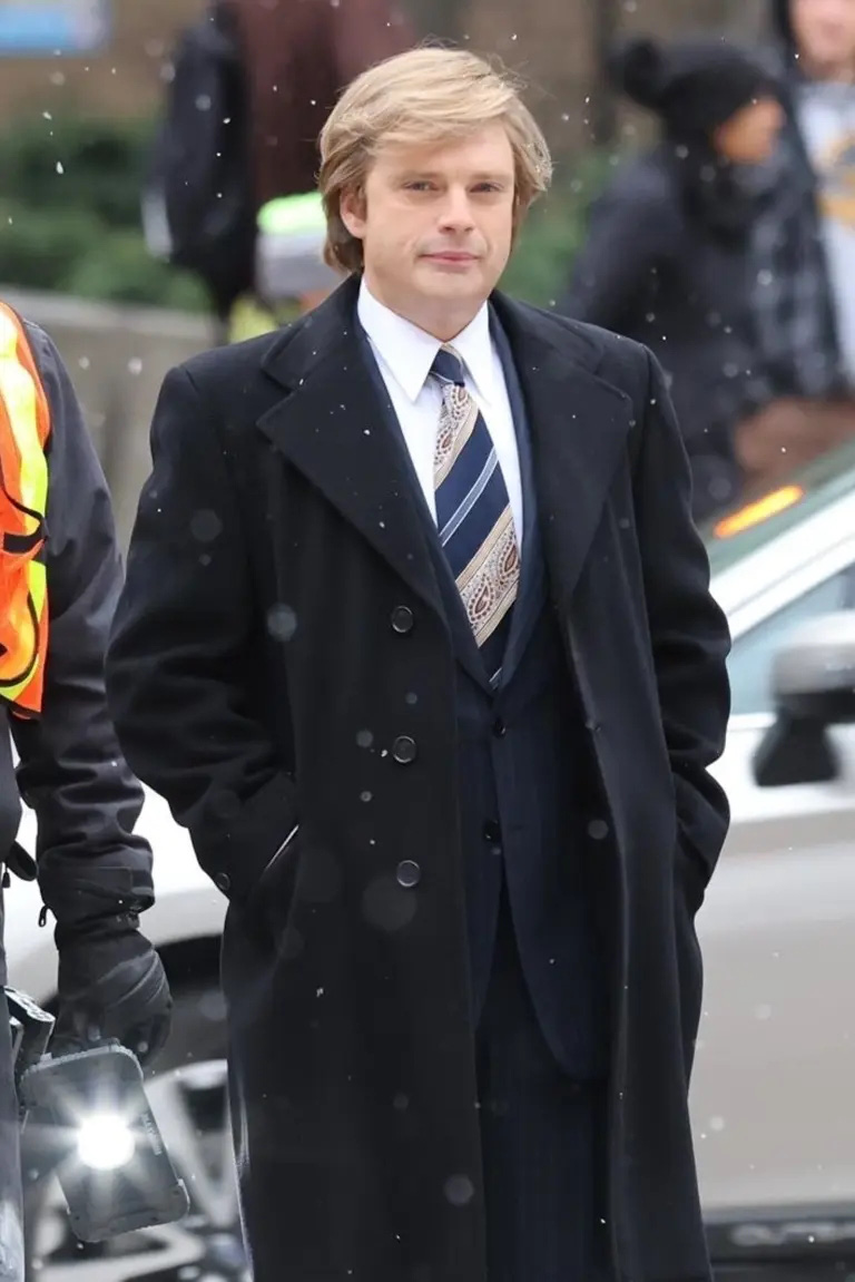 Jak se pan Trump stal miliardářem? - Foto 3. Diễn viên Sebastian Stan hóa thân thành Donald Trump, anh còn có kiểu tóc và điệu bím môi