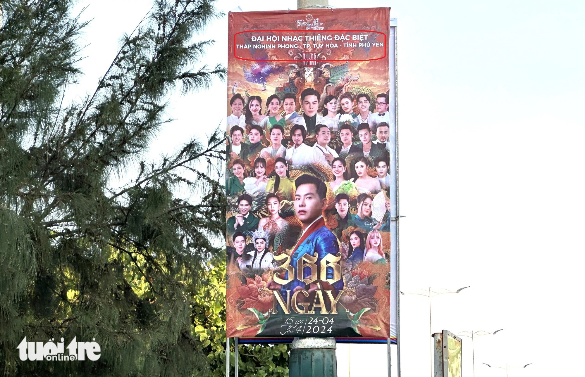 Plakáty s obsahem Speciálního festivalu duchovní hudby, propagované v ulicích města Tuy Hoa (provincie Phu Yen) - Foto: NGUYEN HOANG Poster quảng bá