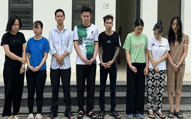 Giữa đêm, phát hiện cơ sở đang làm hàng chục ngàn gói thuốc trừ sâu không rõ nguồn gốc- Ảnh 2. Tạm giam 8 bị can sản xuất, buôn bán thực phẩm chức năng giả quy mô lớn