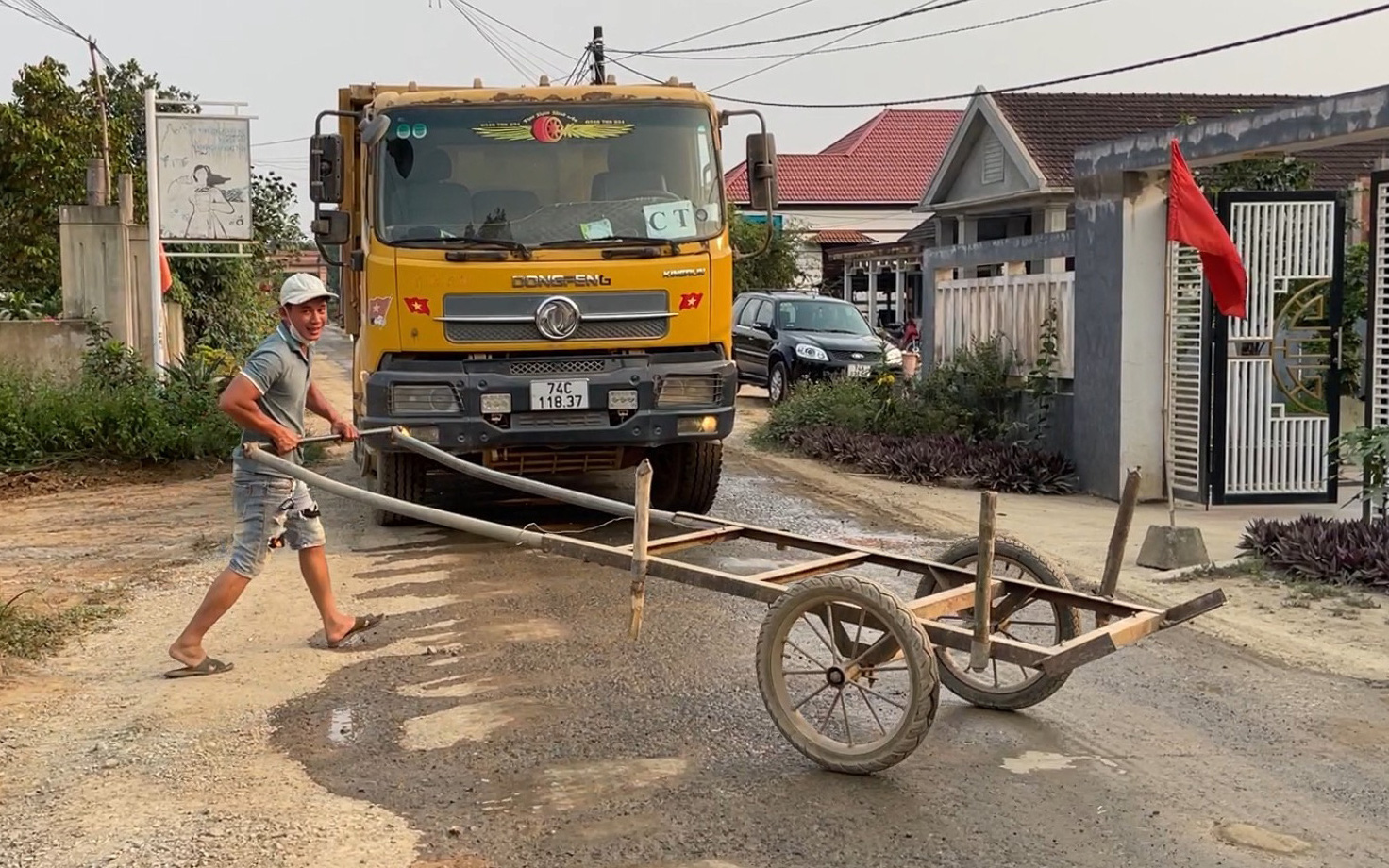 Rào chắn thi công đường ở Cần Thơ rất sơ sài, mất an toàn - Ảnh 5.