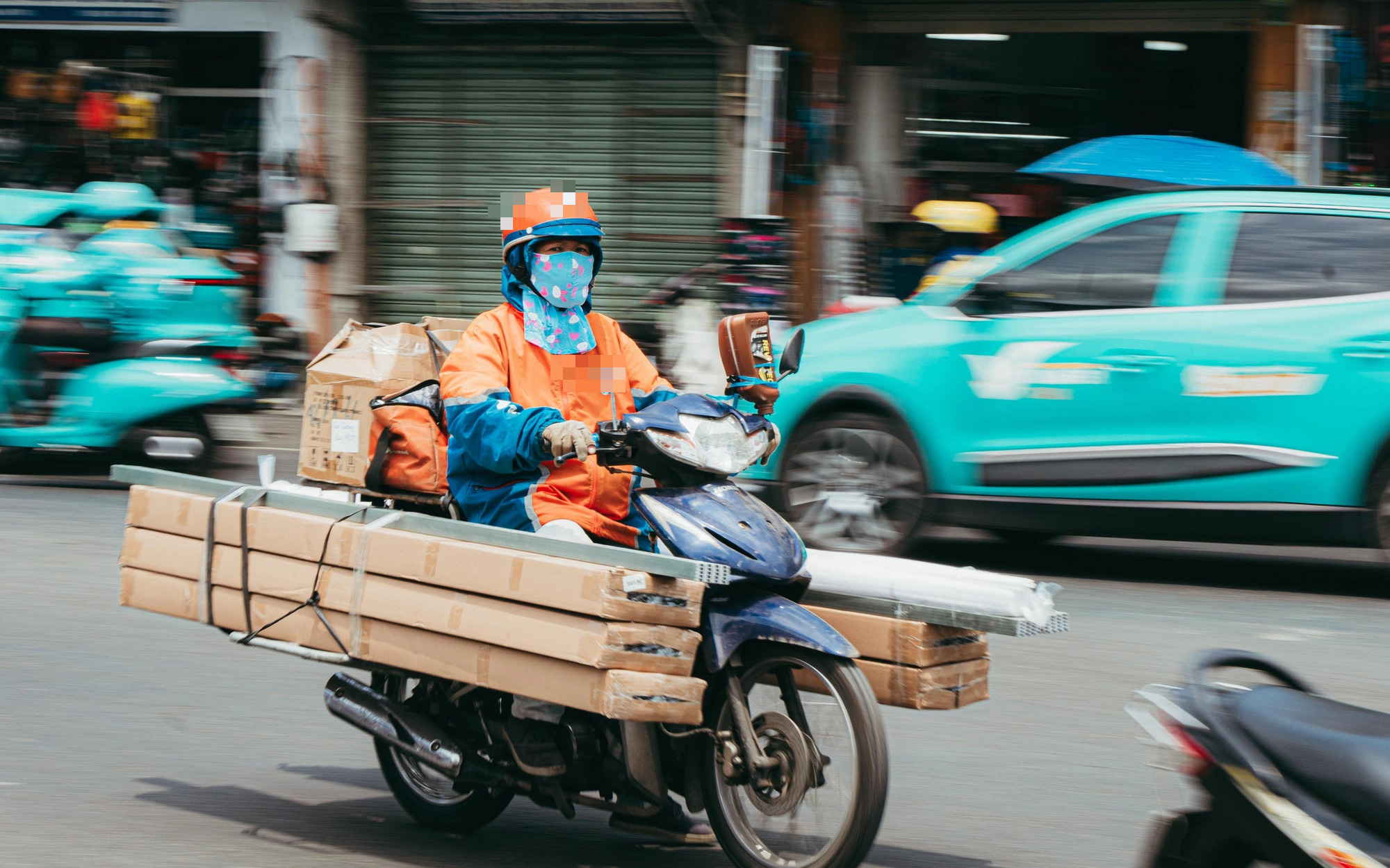 Shipper vừa chạy xe vừa nghe điện thoại vì 