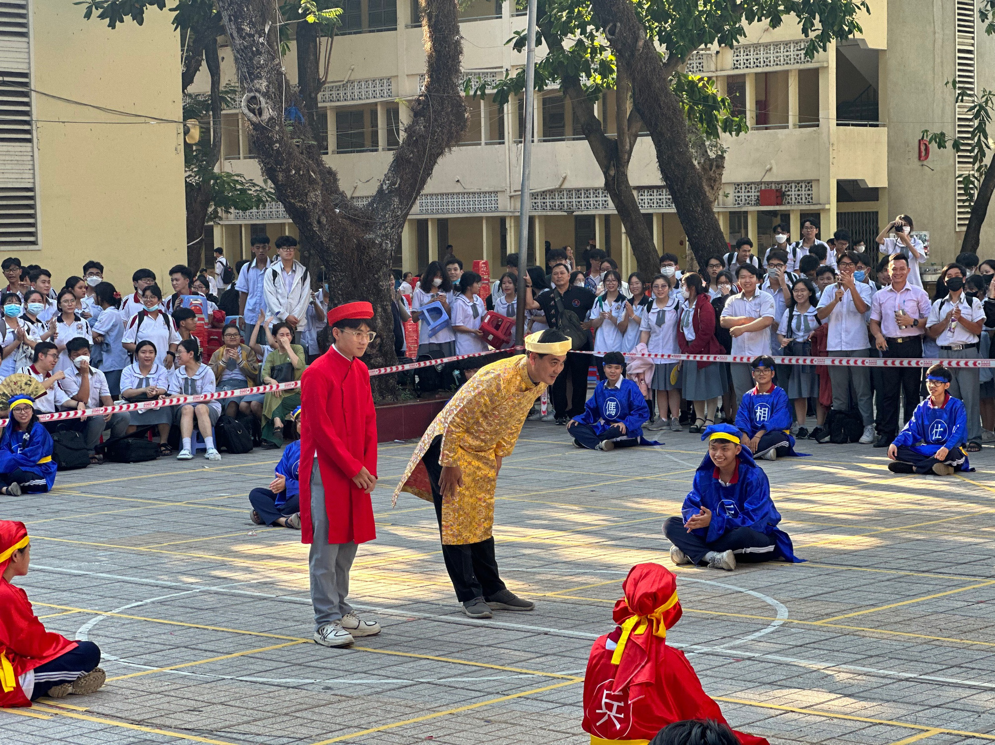 Thi đấu cờ người và loạt hoạt động hướng đến ngày Giỗ Tổ tại Trường THPT Hùng Vương- Ảnh 9.