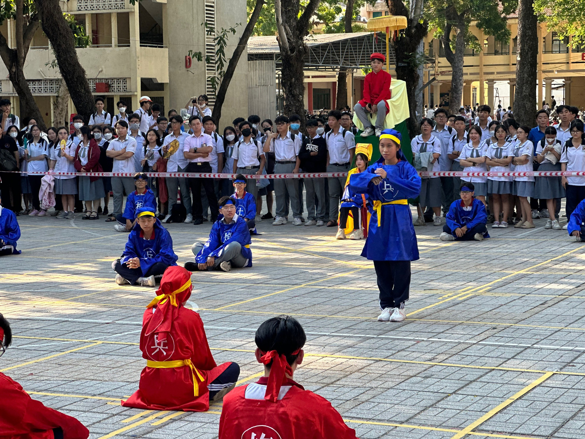 Thi đấu cờ người và loạt hoạt động hướng đến ngày Giỗ Tổ tại Trường THPT Hùng Vương- Ảnh 10.