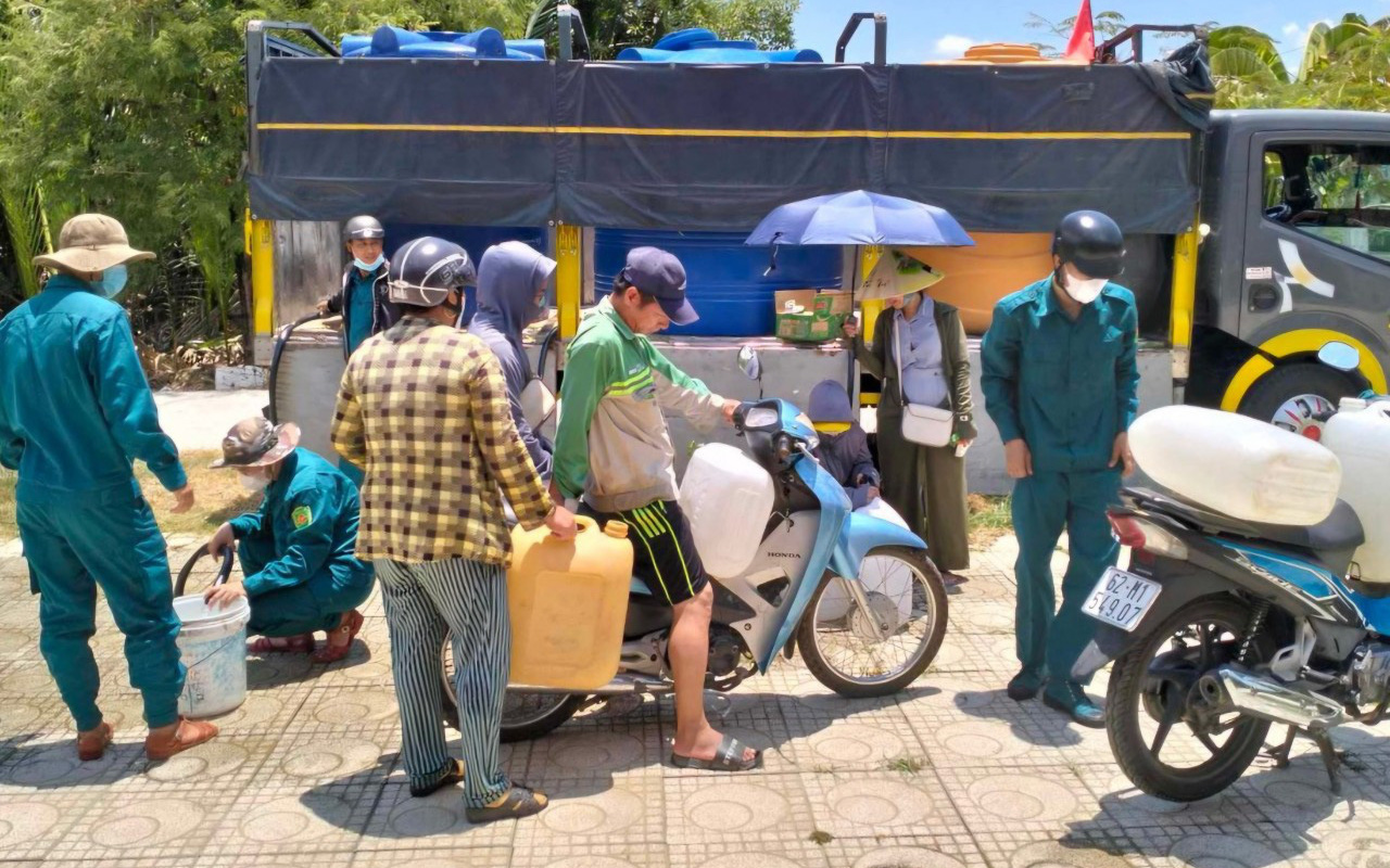 Độ mặn tại các nhánh sông Mekong giảm, người dân hạ nguồn tranh thủ lấy nước ngọt- Ảnh 2. Long An công bố xâm nhập mặn thuộc rủi ro thiên tai cấp độ 4