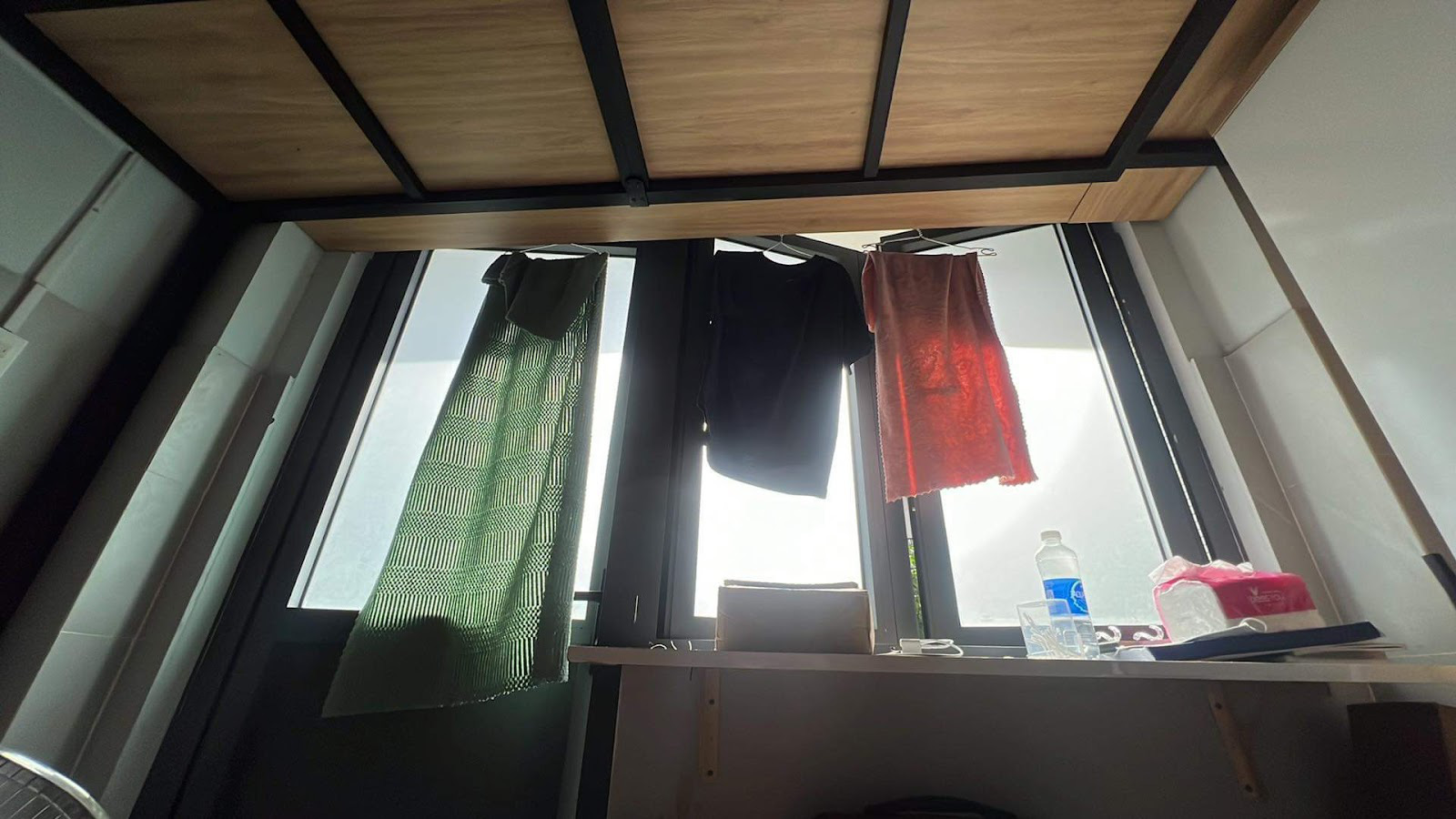 Sinh viên phơi đồ ở cửa sổ sẵn tiện che nắng - Ảnh: KHÁNH BÙI