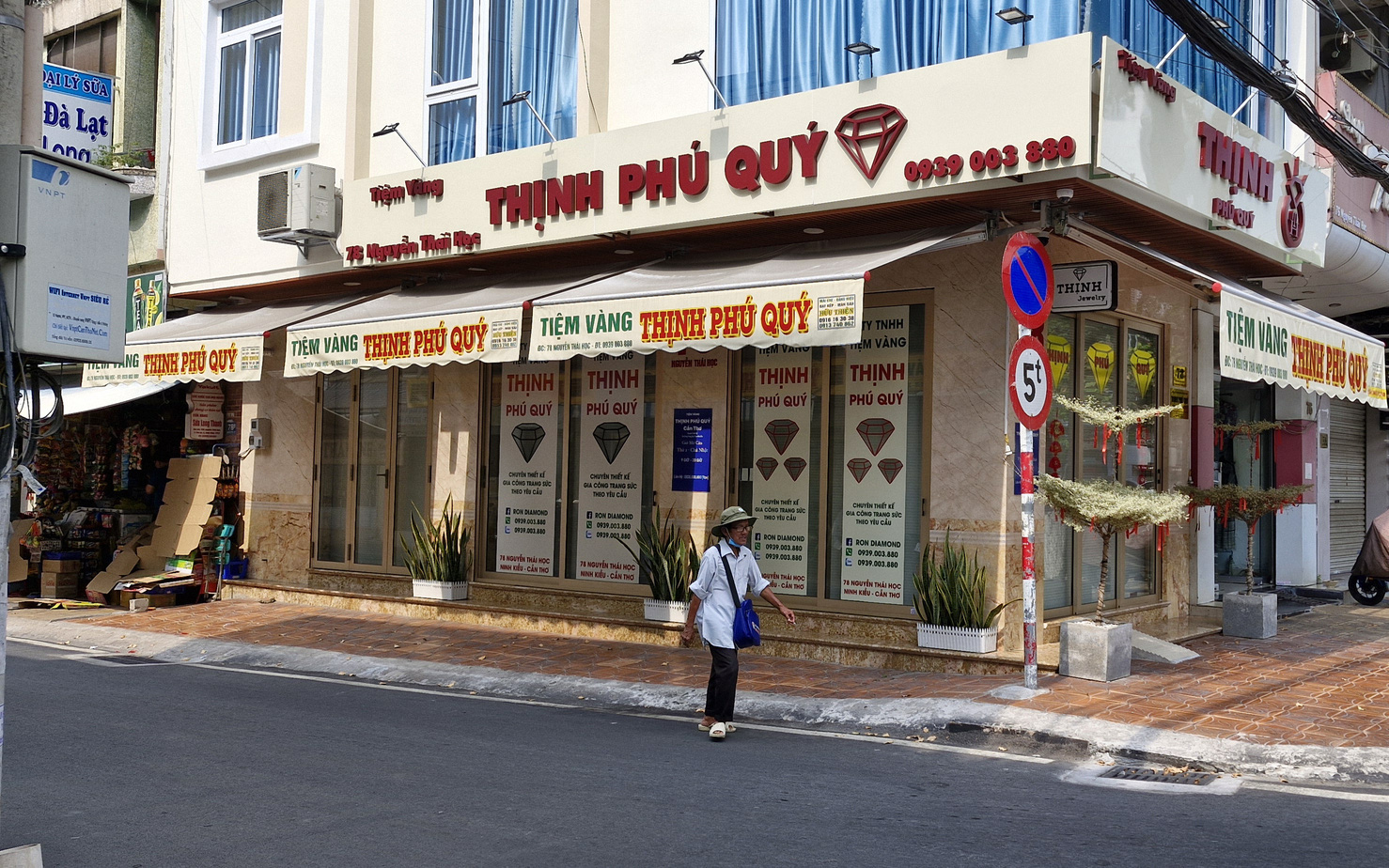 Xử phạt nhiều tiệm vàng ở Cần Thơ không niêm yết giá- Ảnh 2. Đến lượt nhiều tiệm vàng ở Cần Thơ đóng cửa