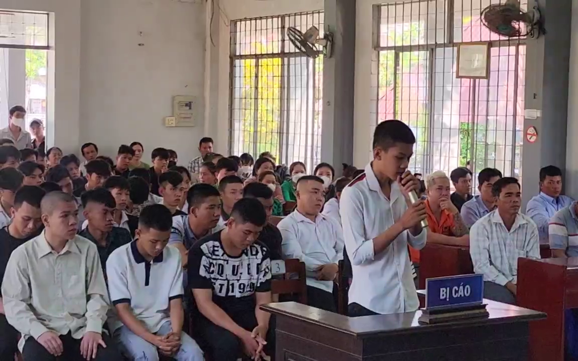Bắt 3 thanh niên 'nhóm 77 Bình Định' thách đánh nhau qua mạng với 'nhóm 81 Gia Lai'- Ảnh 3. 44 thanh thiếu niên lãnh án sau khi cầm hung khí đánh nhau do mâu thuẫn trên Facebook