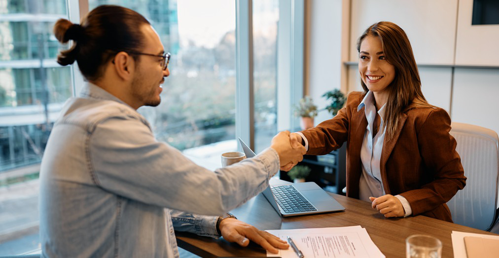 Thu hút nhân tài gen Z, bỏ luôn hồ sơ xin việc- Ảnh 4. Nhờ AI viết hồ sơ xin việc cho nhanh, coi chừng nhà tuyển dụng