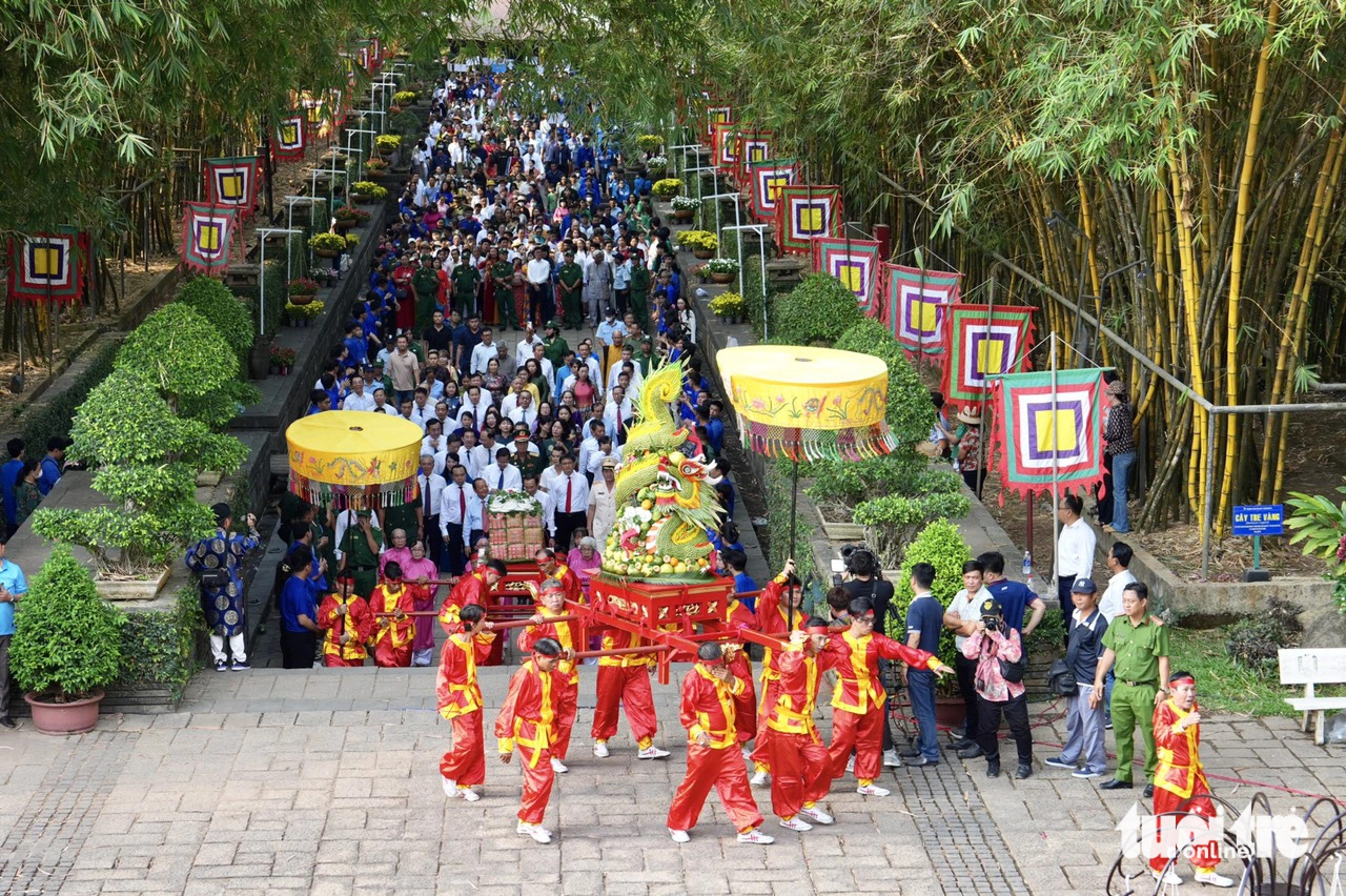 Hàng ngàn người dân tham gia diễu hành - Ảnh: HỮU HẠNH