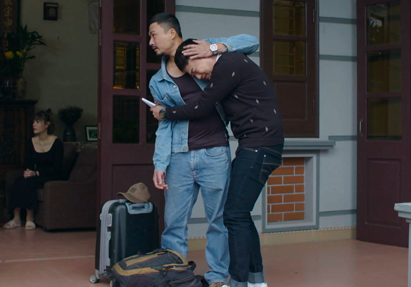 ទួន ទូ (ស្តាំ ថាជា ទុយ) និង ឌុយ ហុង (ជាទ្រី) ក្នុងរឿង គ្រួសារមួយ - រូបថត៖ អ្នកផលិត Tuấn Tú (phải, vai Tuệ) và Duy Hưng (vai Trí) trong phim Người một nhà - Ảnh: ĐPCC