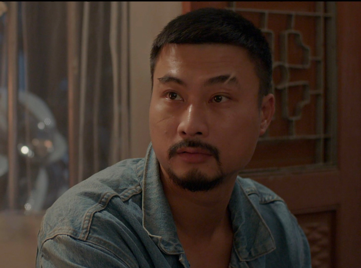 លាក់ខ្លួនក្រោមផ្ទៃខាងក្រៅដ៏គ្រោតគ្រាតរបស់ ទ្រី គឺជាក្តីស្រឡាញ់លះបង់ចំពោះប្អូនប្រុសរបស់លោក Tue - រូបភាព៖ DPCC Ẩn sâu vẻ bề ngoài bặm trợn của Trí là tình yêu lớn với em trai Tuệ - Ảnh: ĐPCC