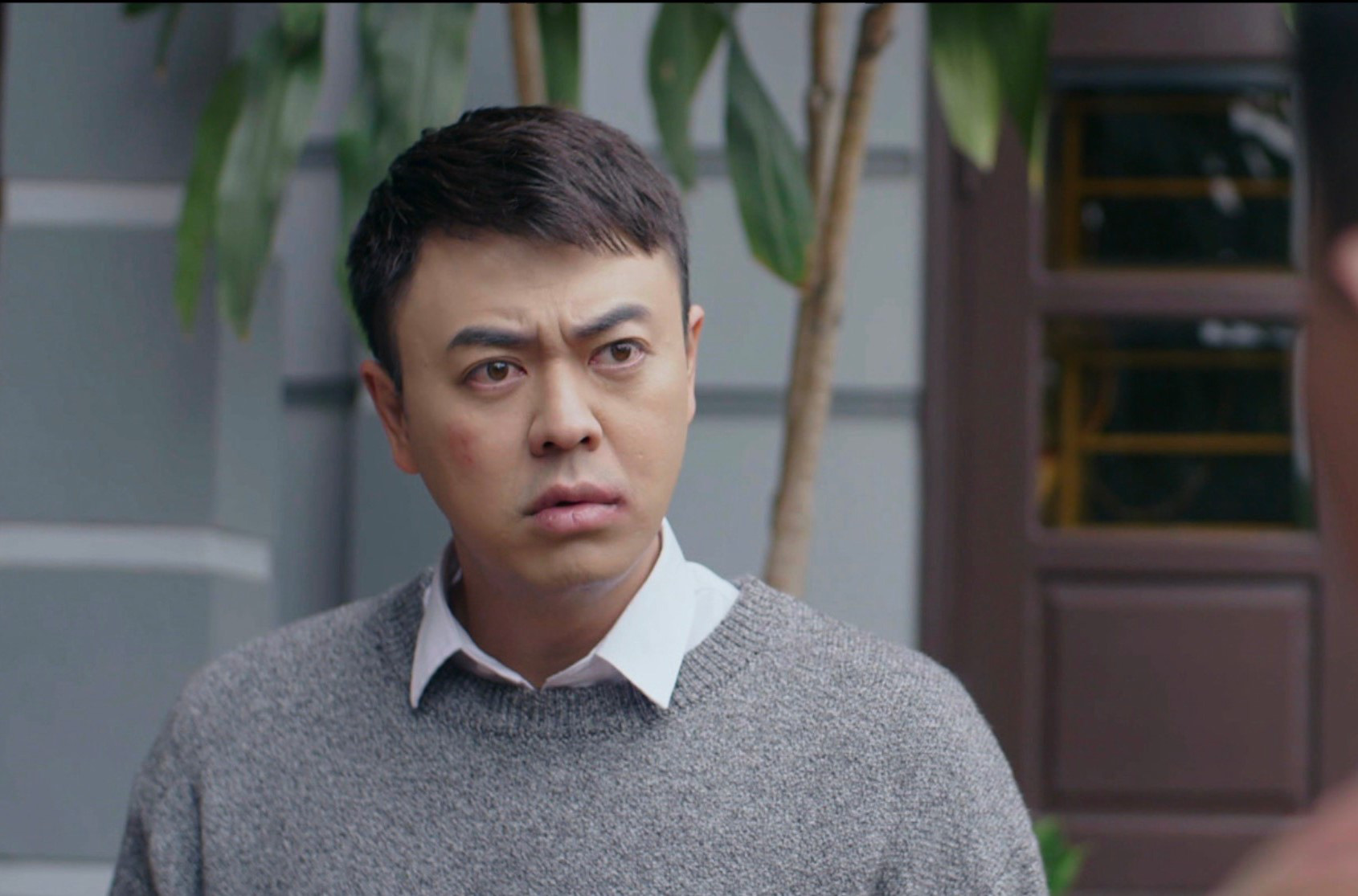 Tuan Tu ដើរតួជាប្អូនប្រុសដ៏ទន់ភ្លន់របស់ Tue ពេលខ្លះឆោតល្ងង់បន្តិច ប៉ុន្តែស្រលាញ់គាត់ដោយគ្មានលក្ខខណ្ឌ - រូបភាព៖ DPCC Tuấn Tú vào vai em trai Tuệ hiền lành, đôi khi hơi ngây ngô mà thương anh thì vô điều kiện - Ảnh: ĐPCC