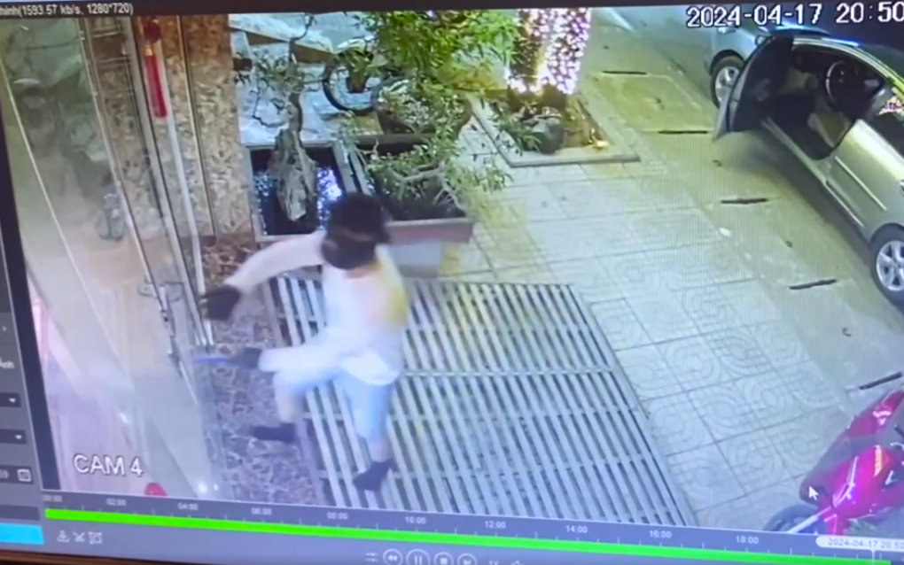 Truy tìm nghi phạm xịt hơi cay, cướp tiệm vàng ở Phan Thiết- Ảnh 3. Bắt nghi phạm đi ô tô cướp tiệm vàng trong đêm ở Hà Tĩnh