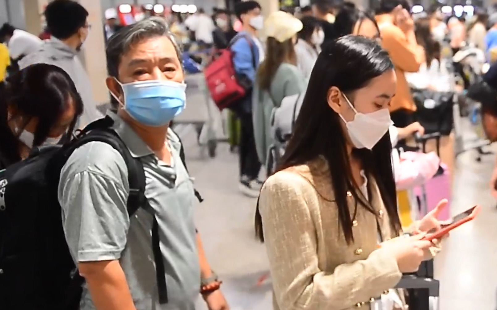 Giá vé máy bay cao dịp lễ, khách kêu 