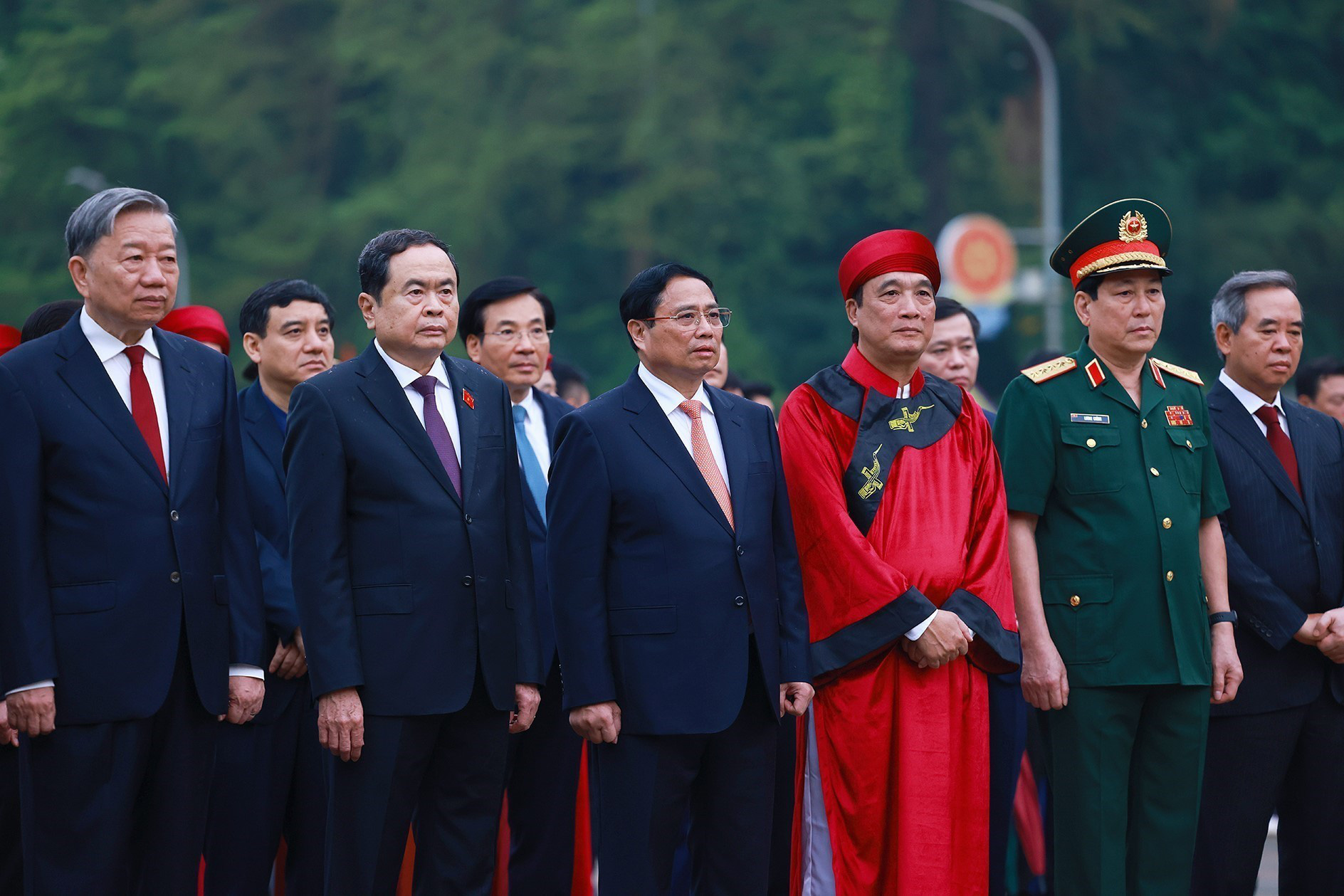 Thủ tướng Phạm Minh Chính cùng lãnh đạo Đảng, Nhà nước dâng hương giỗ Tổ Hùng Vương trong Khu di tích lịch sử quốc gia đặc biệt Đền Hùng - Ảnh: TTXVN
