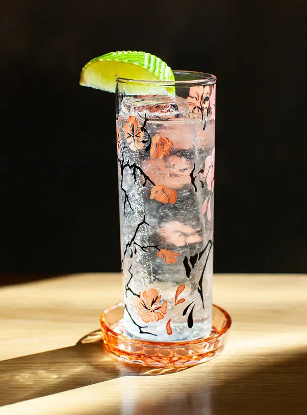 Einzigartiger Cocktail aus Bittermelone – Foto 1. Món mocktail Garden Tonic tại nhà hàng Kato - Ảnh: The New York Times
