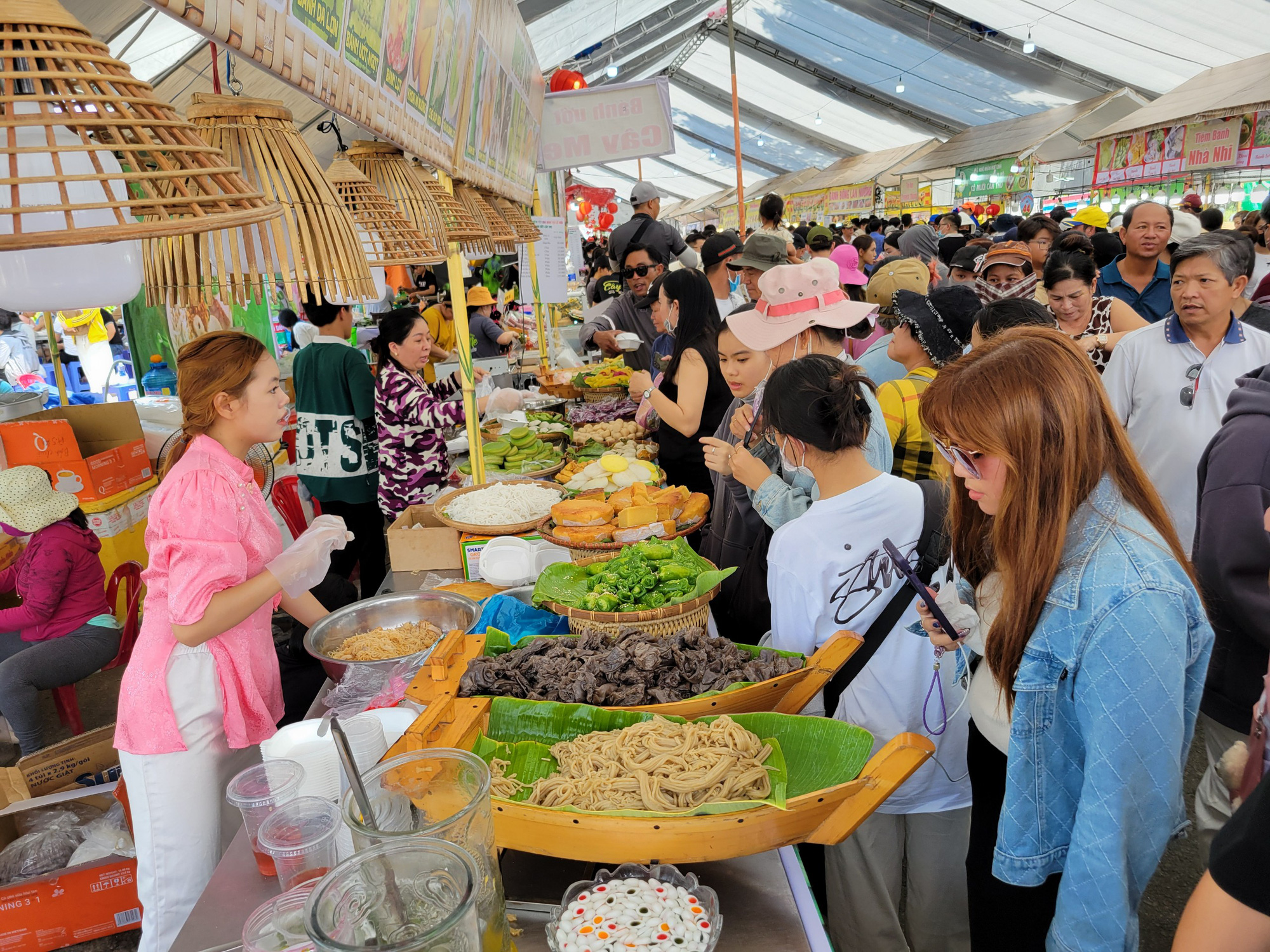 Theo lãnh đạo Sở Văn hóa, Thể thao và Du lịch TP Cần Thơ, trong hai ngày diễn ra, Lễ hội bánh dân gian Nam Bộ đã thu hút 3.000 du khách từ khắp nơi - Ảnh: CHÍ QUỐC