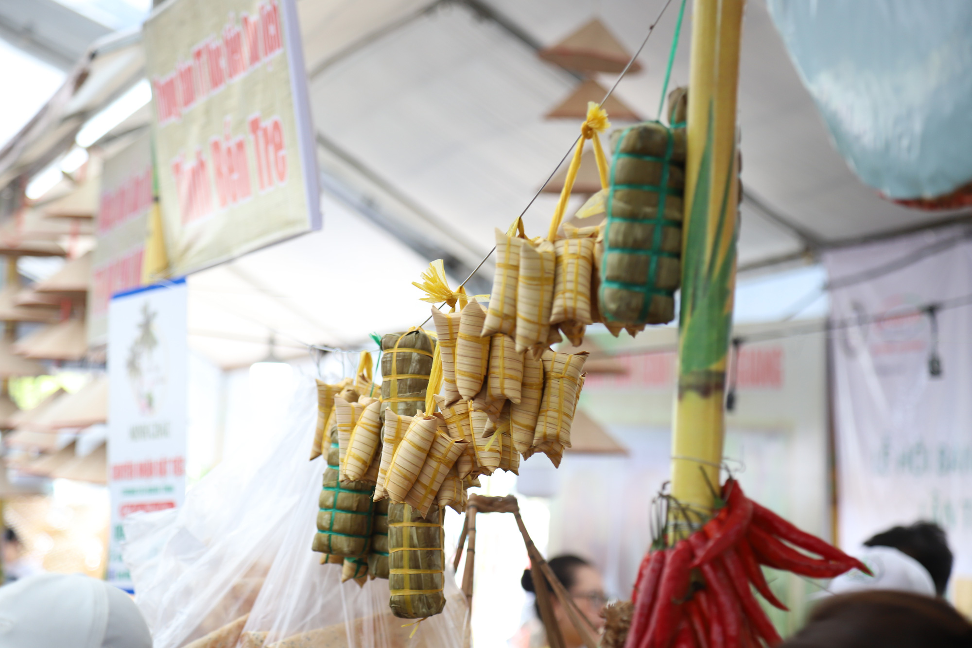 Một gian hàng bánh dân gian của tỉnh Bến Tre với bánh tét và bánh dừa tại lễ hội - Ảnh: CHÍ QUỐC 