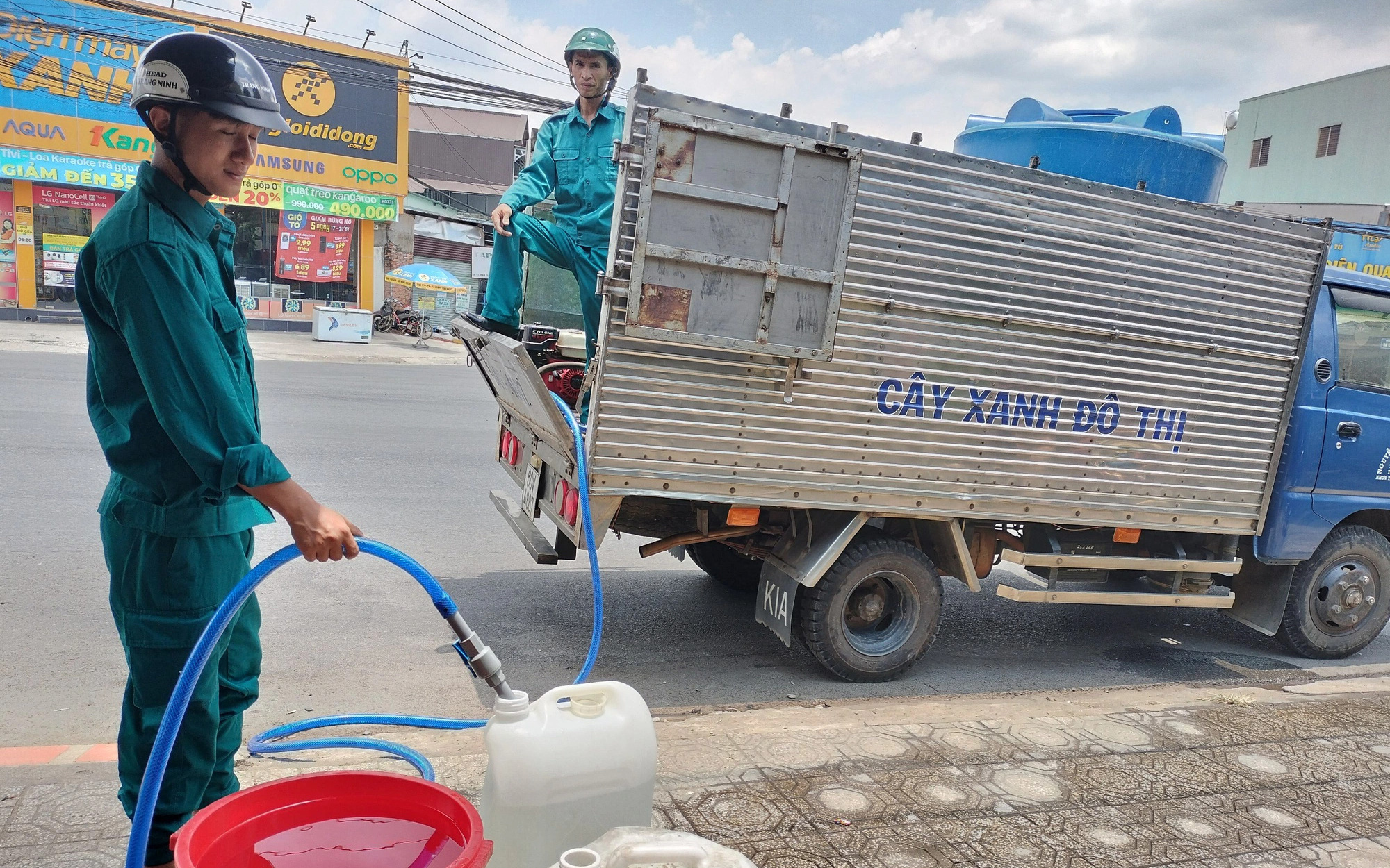 Thời tiết hôm nay 20-4: Nhiều nơi nắng ‘cháy da cháy thịt’, nhiệt độ gần 40 độ C- Ảnh 2. Có 'mưa vàng', người dân Nam Lâm Đồng vẫn phải vào rừng dẫn nước về trạm lọc