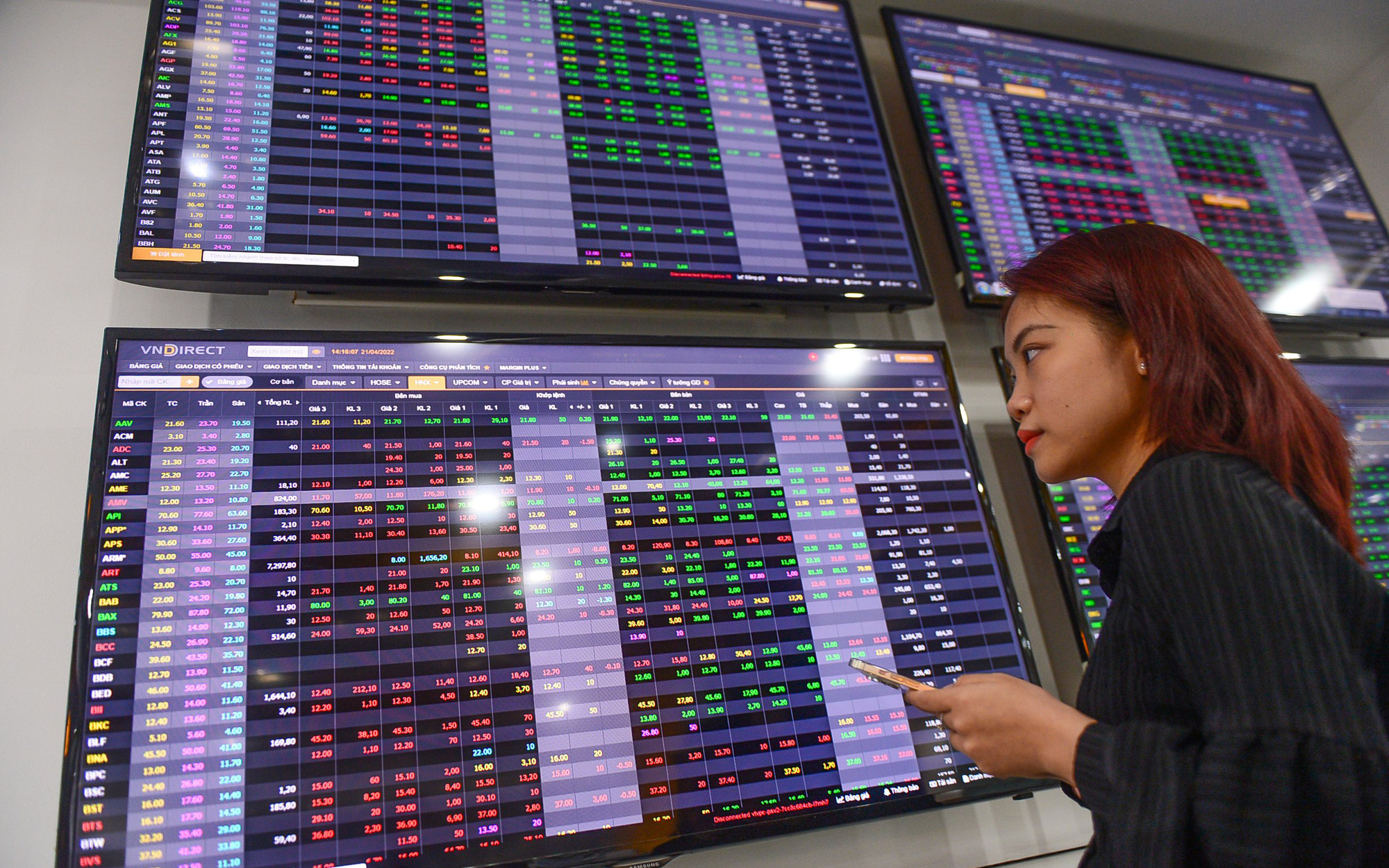 Chứng khoán Việt 'nhuộm' sắc đỏ, VN-Index tiếp tục rớt sâu