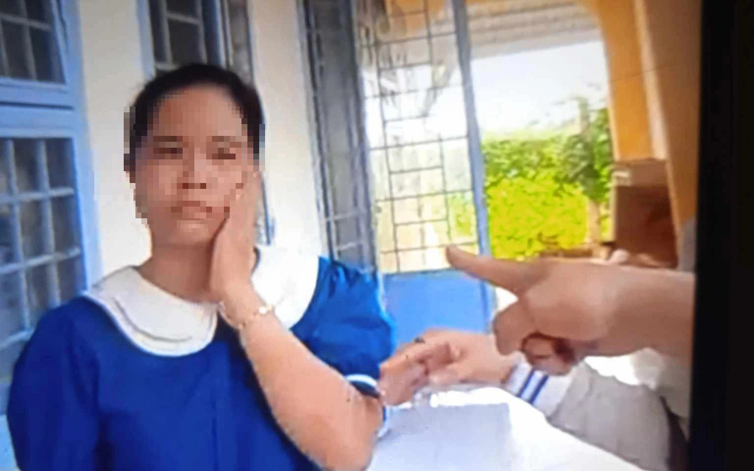 Vụ 'mẹ đến trường tát cô giáo': Phải chăng nhà giáo đang bị xem thường?- Ảnh 3. Huyện yêu cầu công an xem xét việc mẹ học sinh tát cô giáo