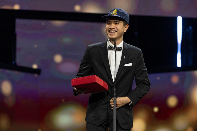 エンターテインメント ニュース 4 月 19 日: ミス インターナショナル起業家の王冠は 20 億ドン相当 – 写真 3。 ファム・ゴック・ラン監督は、2024 年ベルリン映画祭で最優秀長編作品賞を受賞しました。彼は、CJ 短編映画プロジェクトのシーズン 1 から生まれた種の 1 つです - 写真: ベルリナーレ。