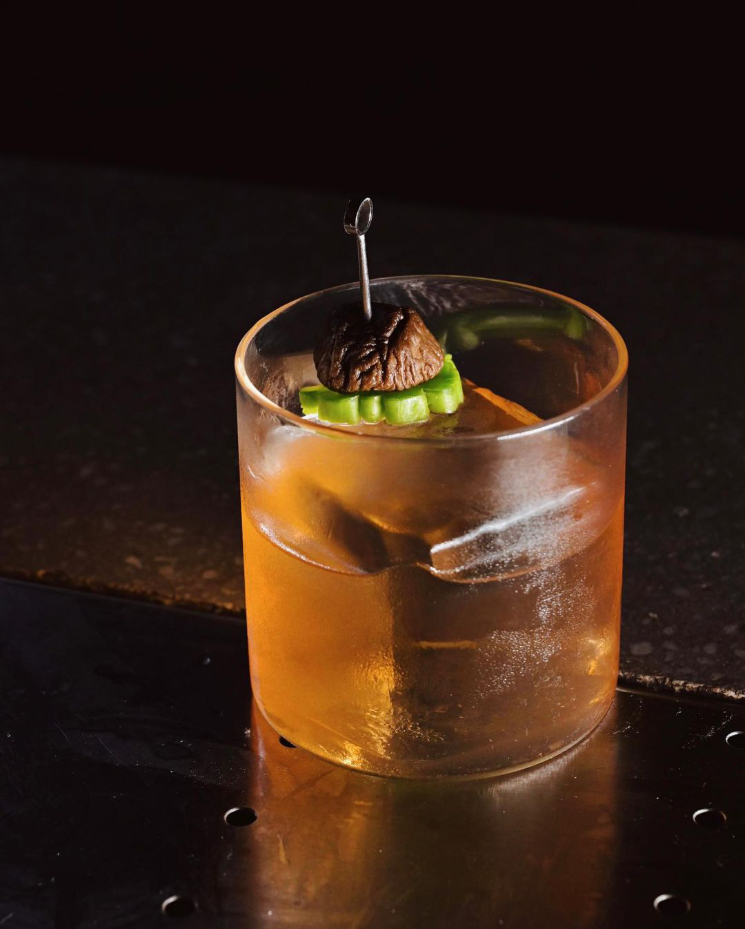 Einzigartiger Cocktail aus Bittermelone – Foto 2. Tại Việt Nam, cũng có nhiều quán bar thử nghiệm khổ qua làm nguyên liệu chính cho cocktail, trong ảnh là món